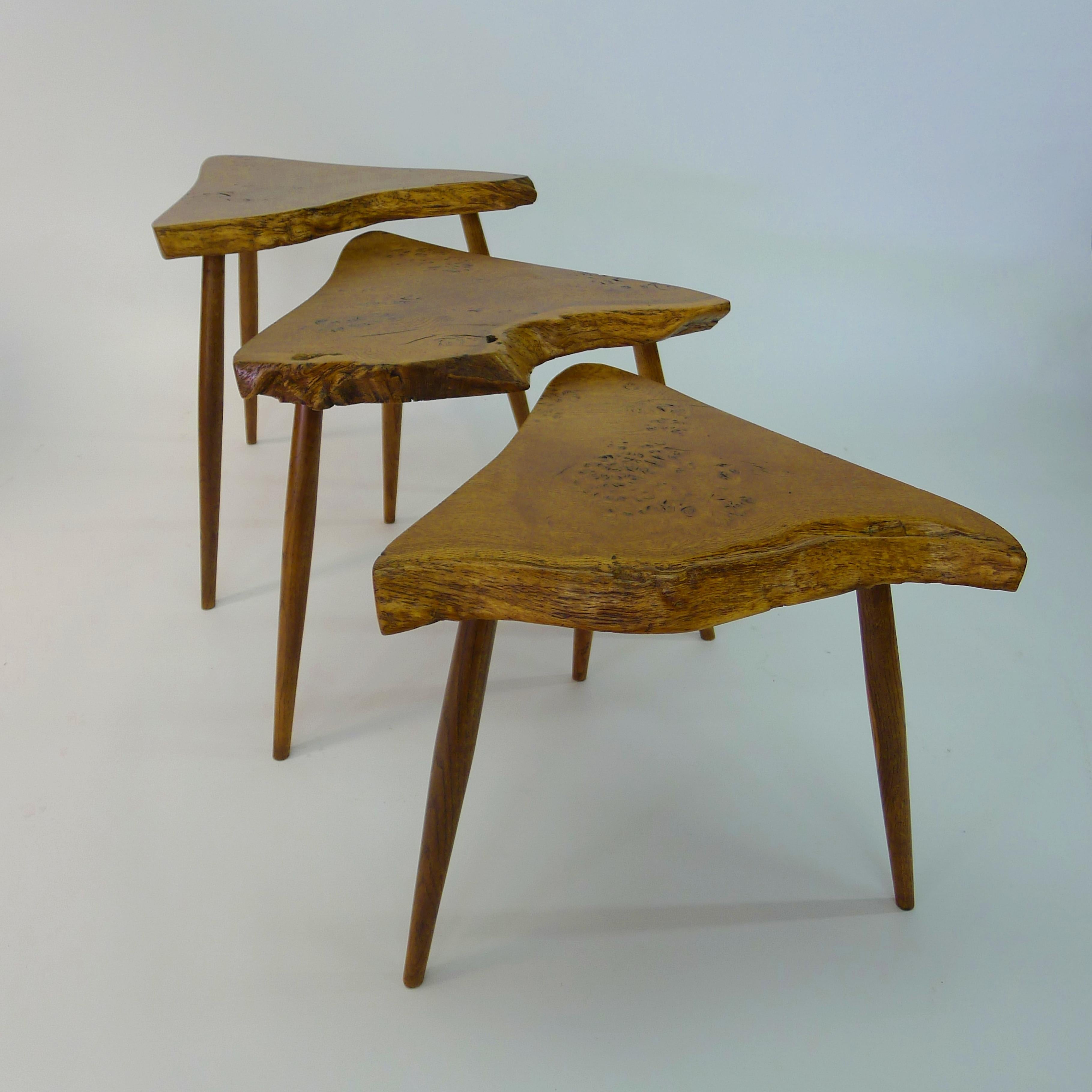 Mid-Century moderno George Nakashima, Set of 3 Oak and Burl Oak Nesting Tables, 1960 in vendita