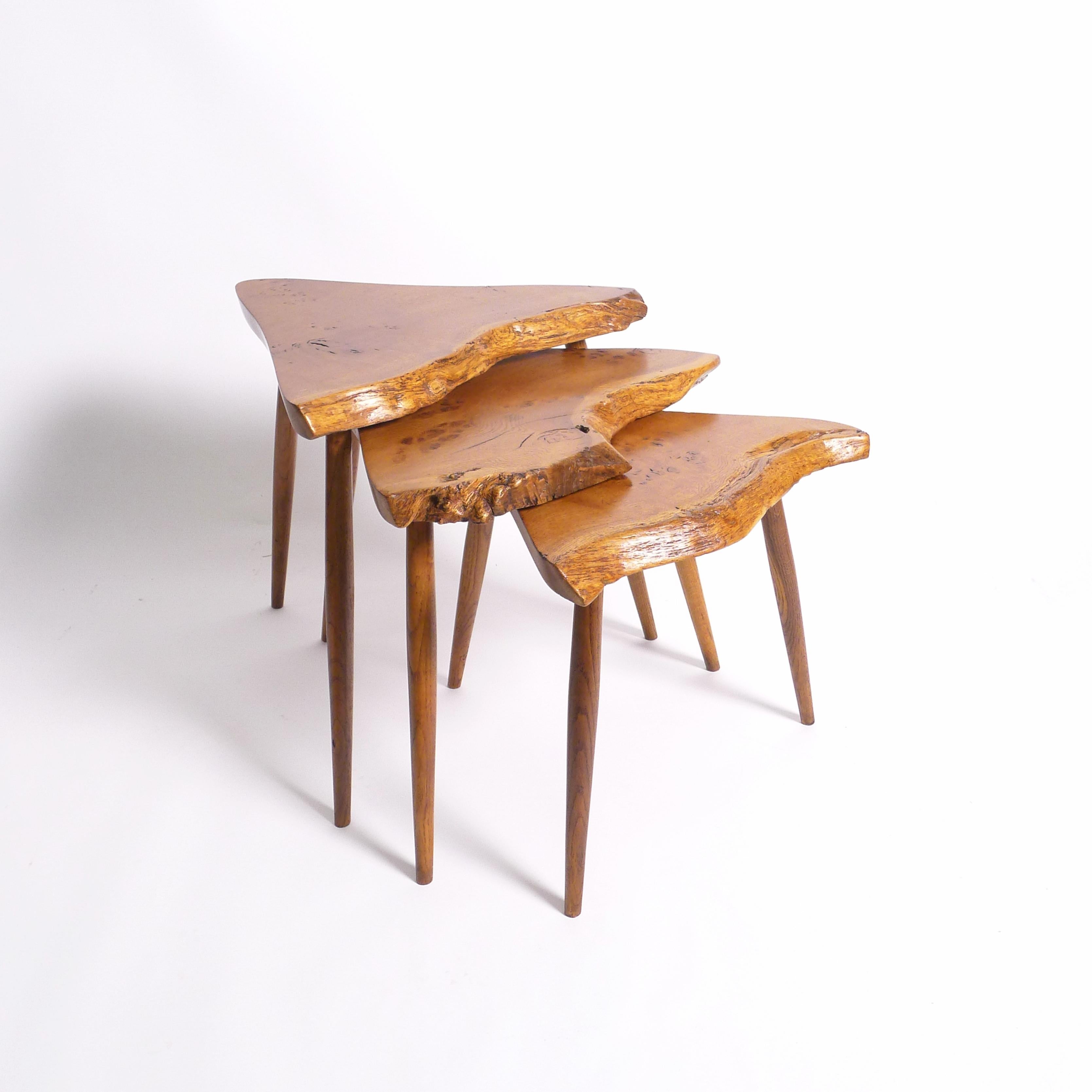 Metà XX secolo George Nakashima, Set of 3 Oak and Burl Oak Nesting Tables, 1960 in vendita