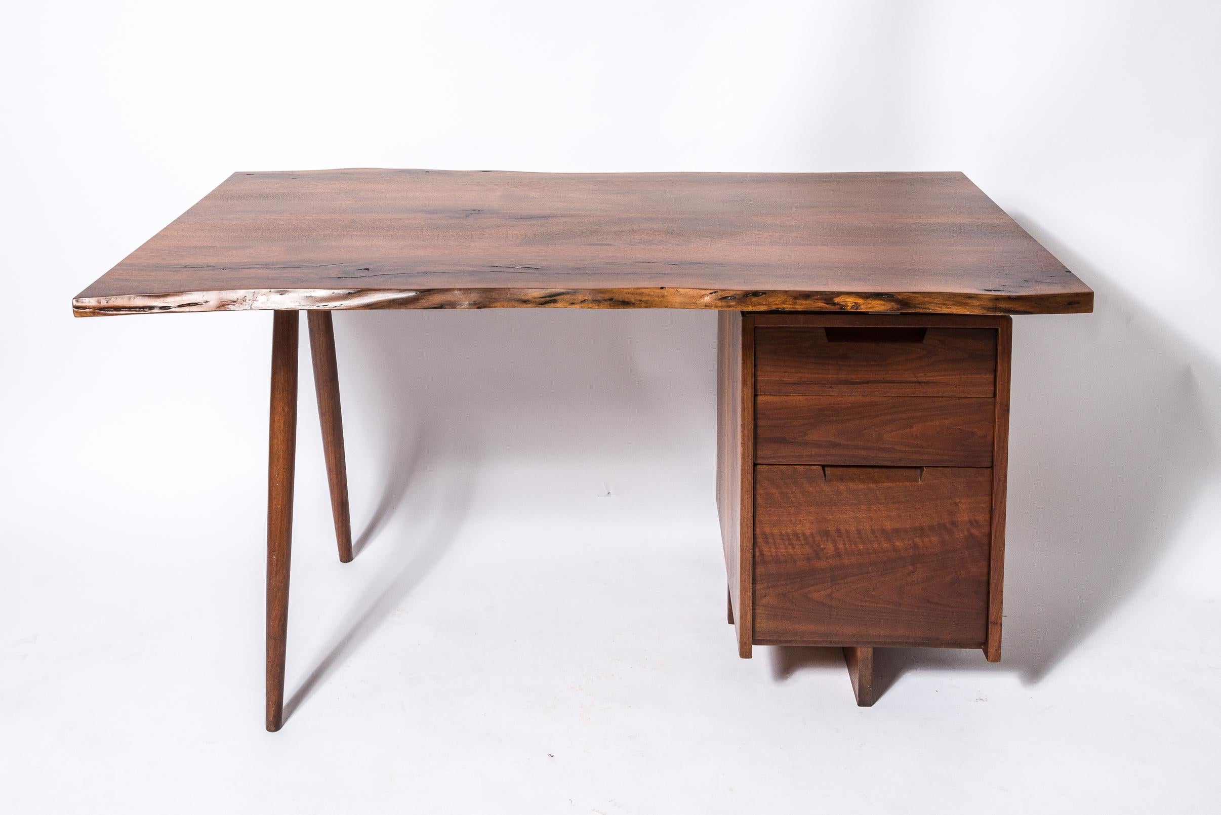 Américain Bureau à piédestal unique de George Nakashima en vente