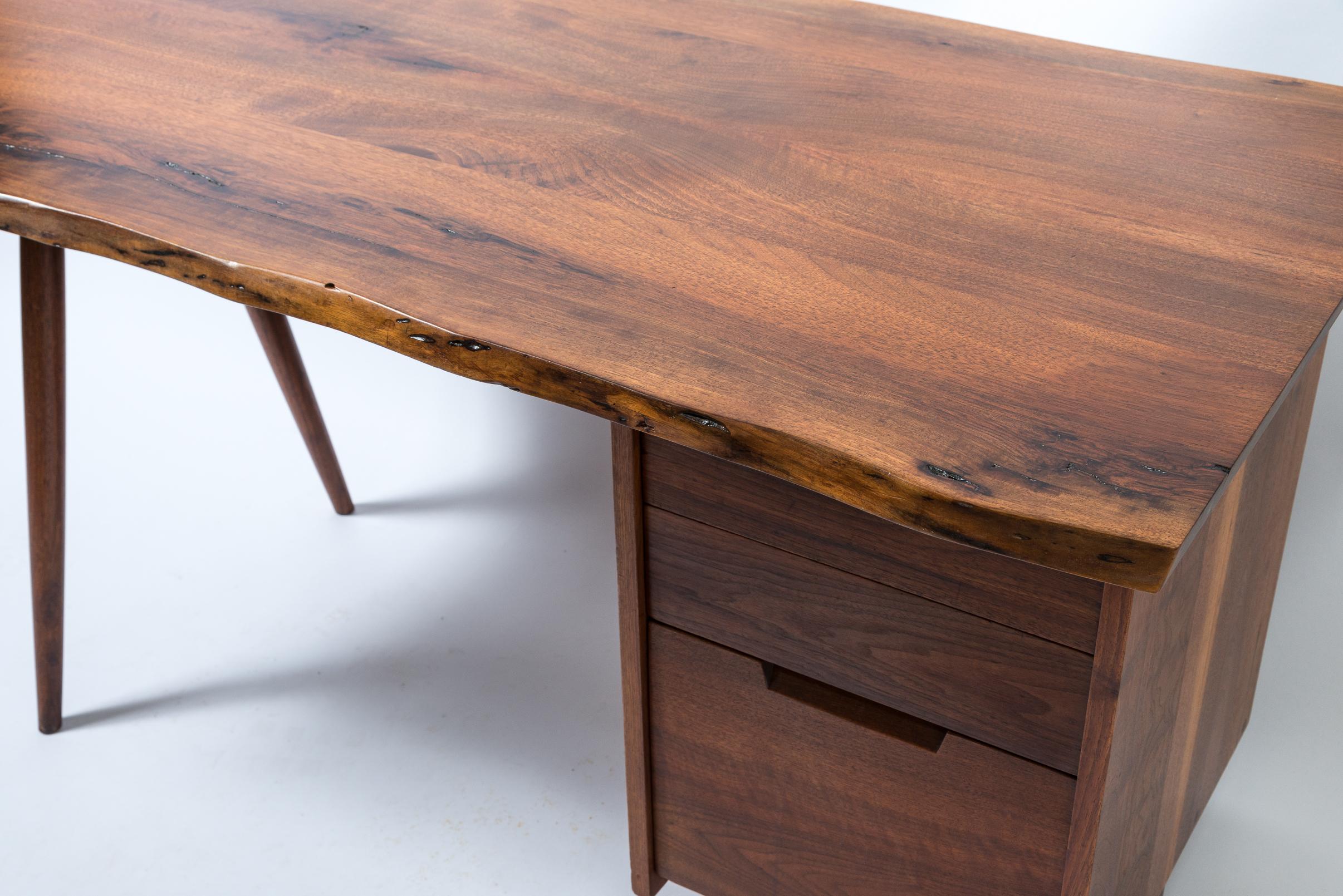 Bureau à piédestal unique de George Nakashima Bon état - En vente à West Palm Beach, FL