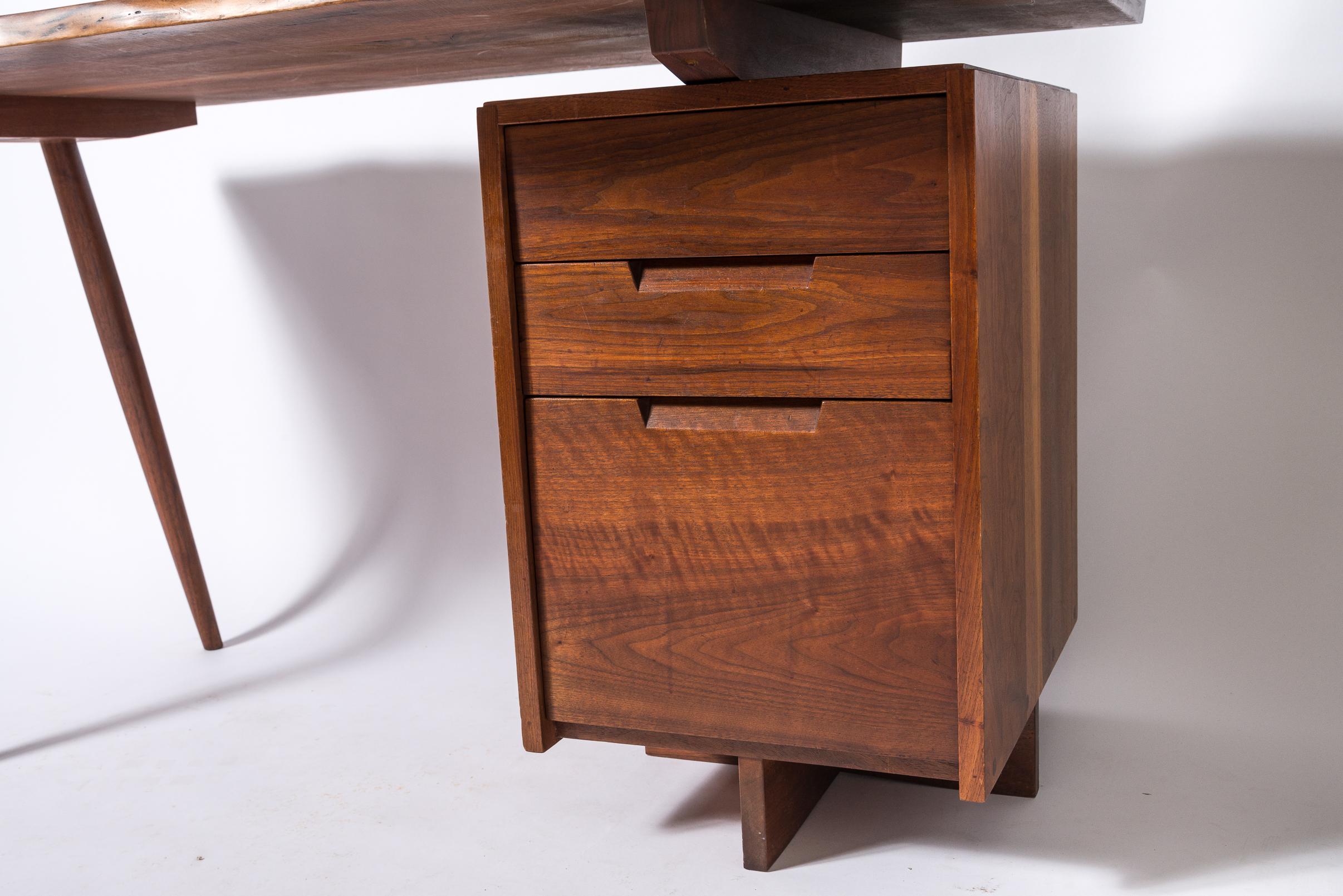 Milieu du XXe siècle Bureau à piédestal unique de George Nakashima en vente