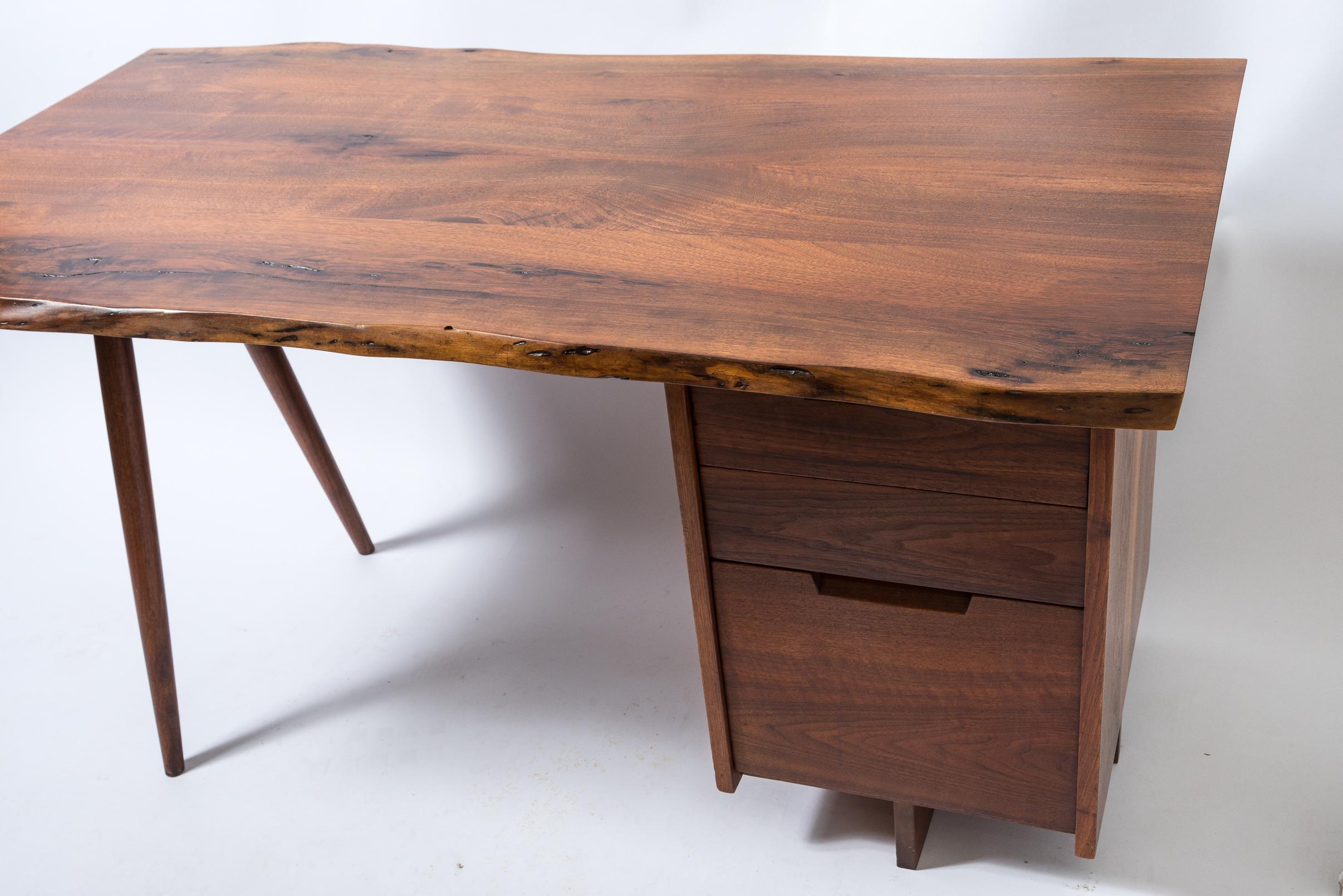 Noyer Bureau à piédestal unique de George Nakashima en vente