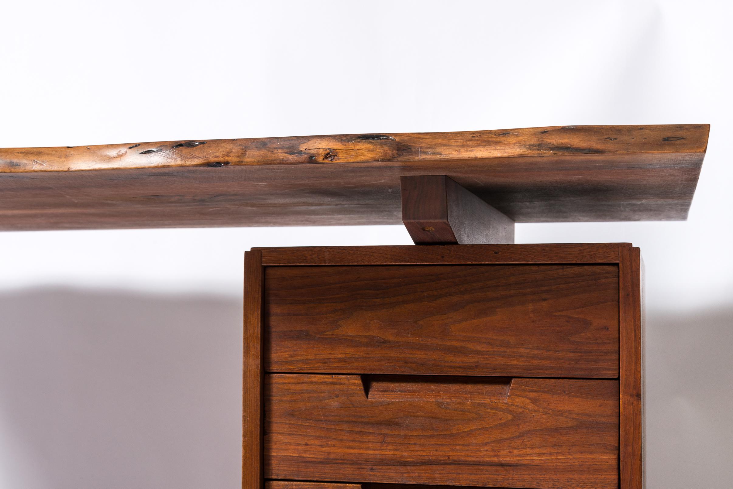 Bureau à piédestal unique de George Nakashima en vente 1