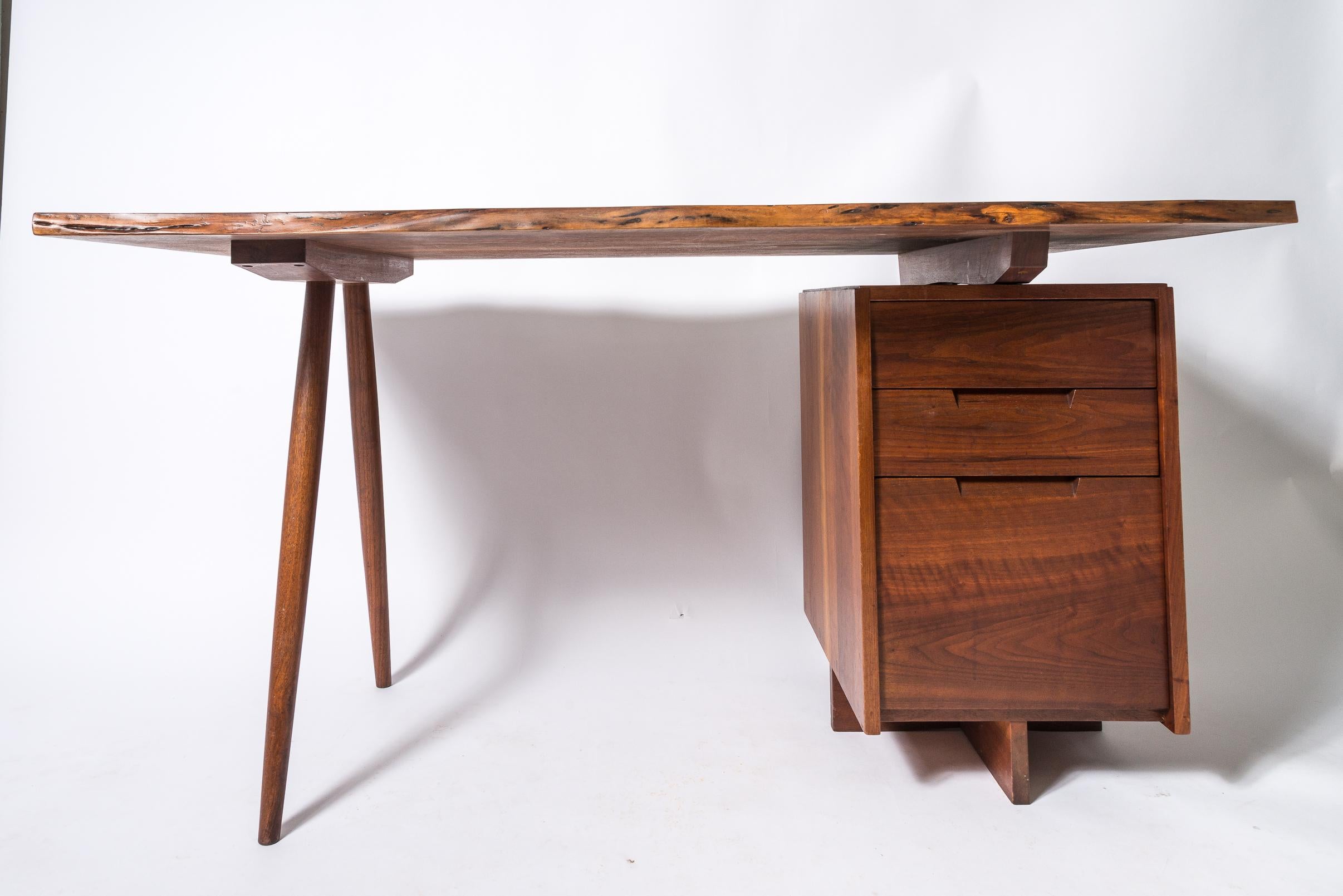 Bureau à piédestal unique de George Nakashima en vente 2