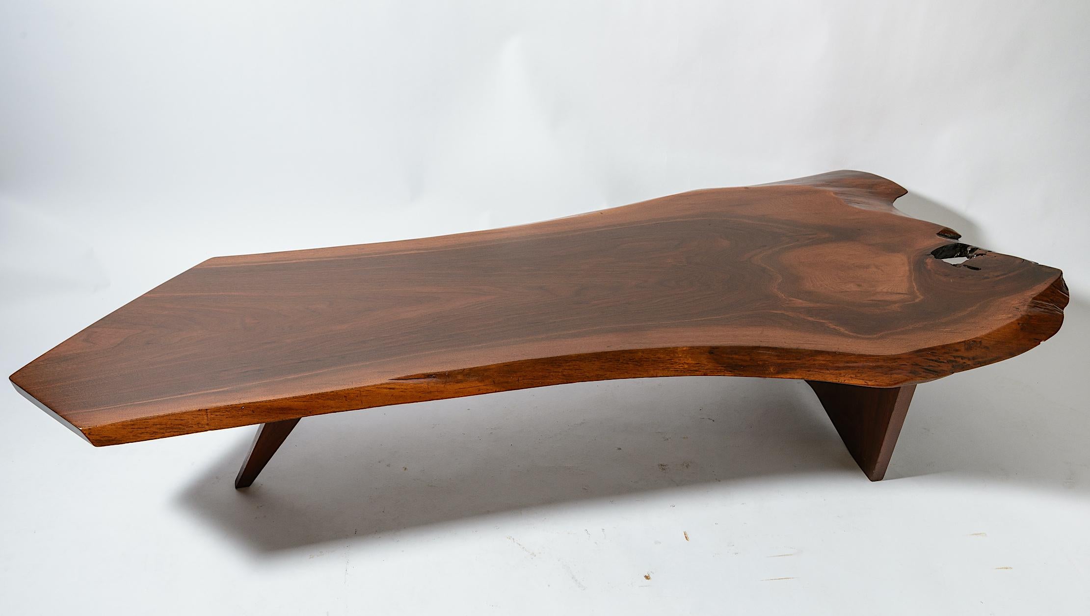 Table basse George Nakashima à une seule dalle
Noyer noir d'Amérique à bords libres expressifs 
Signé et daté 1967
Nom original du client disponible