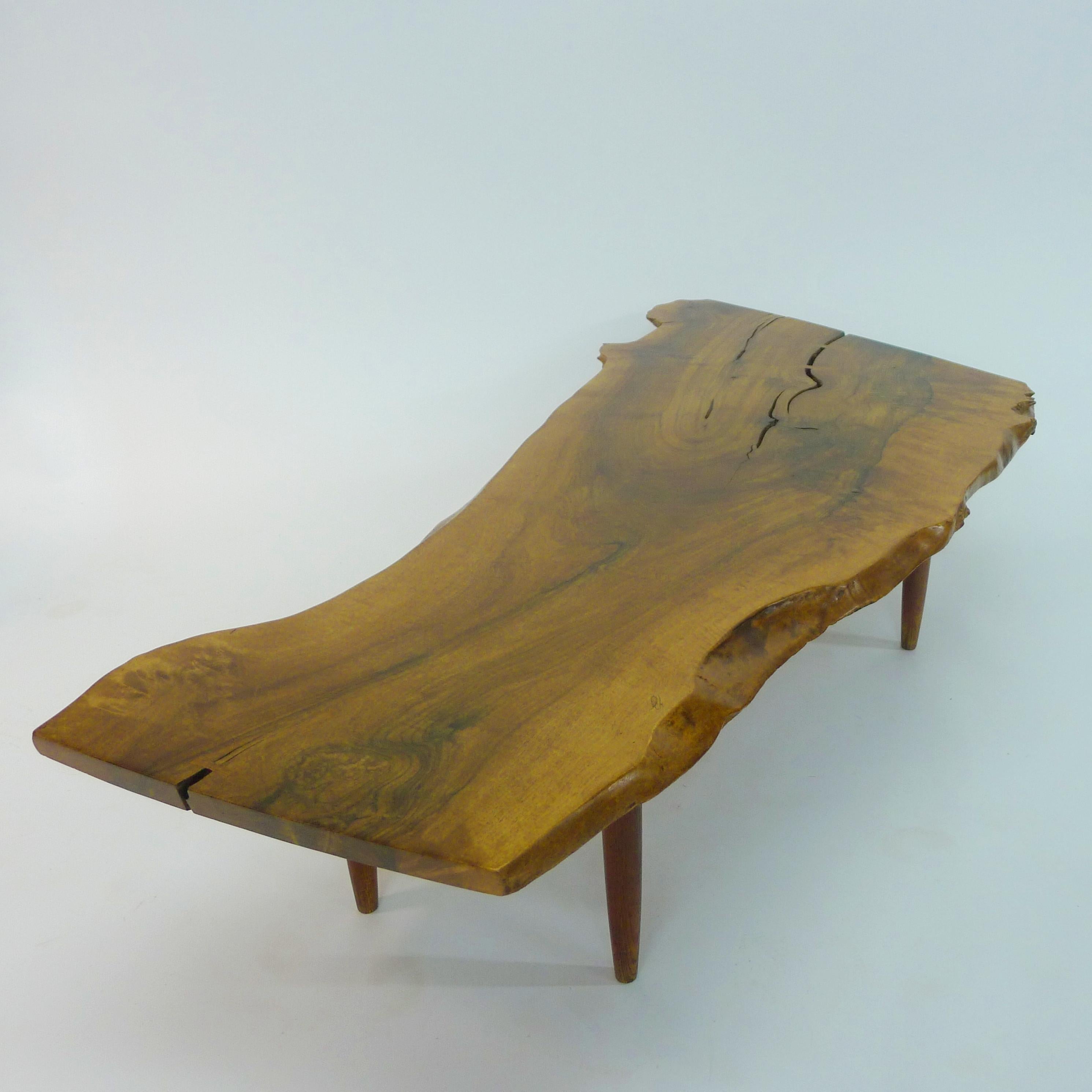 George Nakashima
Table basse en dalles, 1958
Noyer anglais et noyer noir américain
deux bords libres et trois papillons de laurier
la partie supérieure mesure 140 cm sur 71 cm au plus large, 33 cm de haut
le nom du client qui a commandé cette pièce
