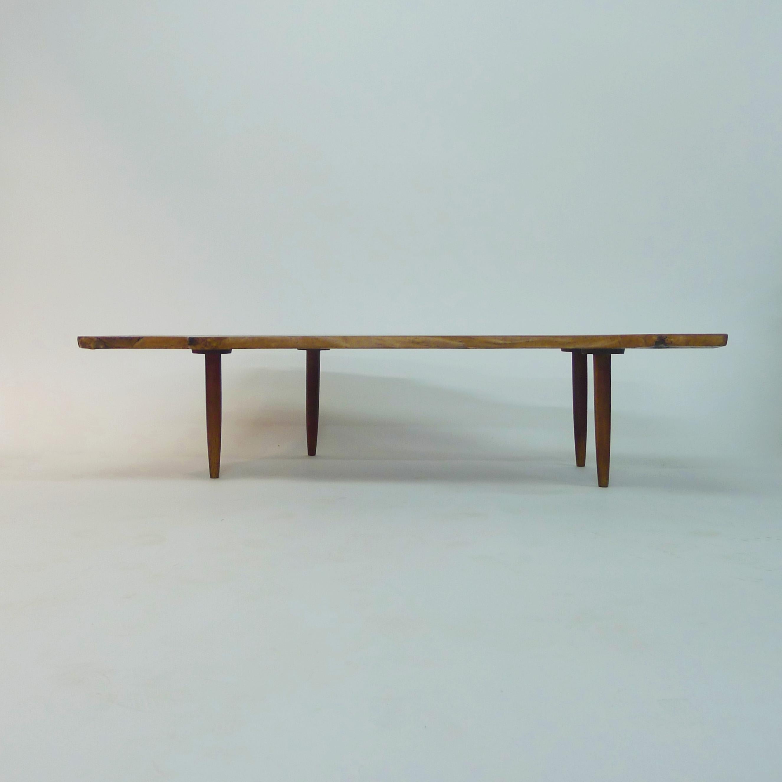 Milieu du XXe siècle George Nakashima, table basse en dalles aux bords libres, 1958 en vente
