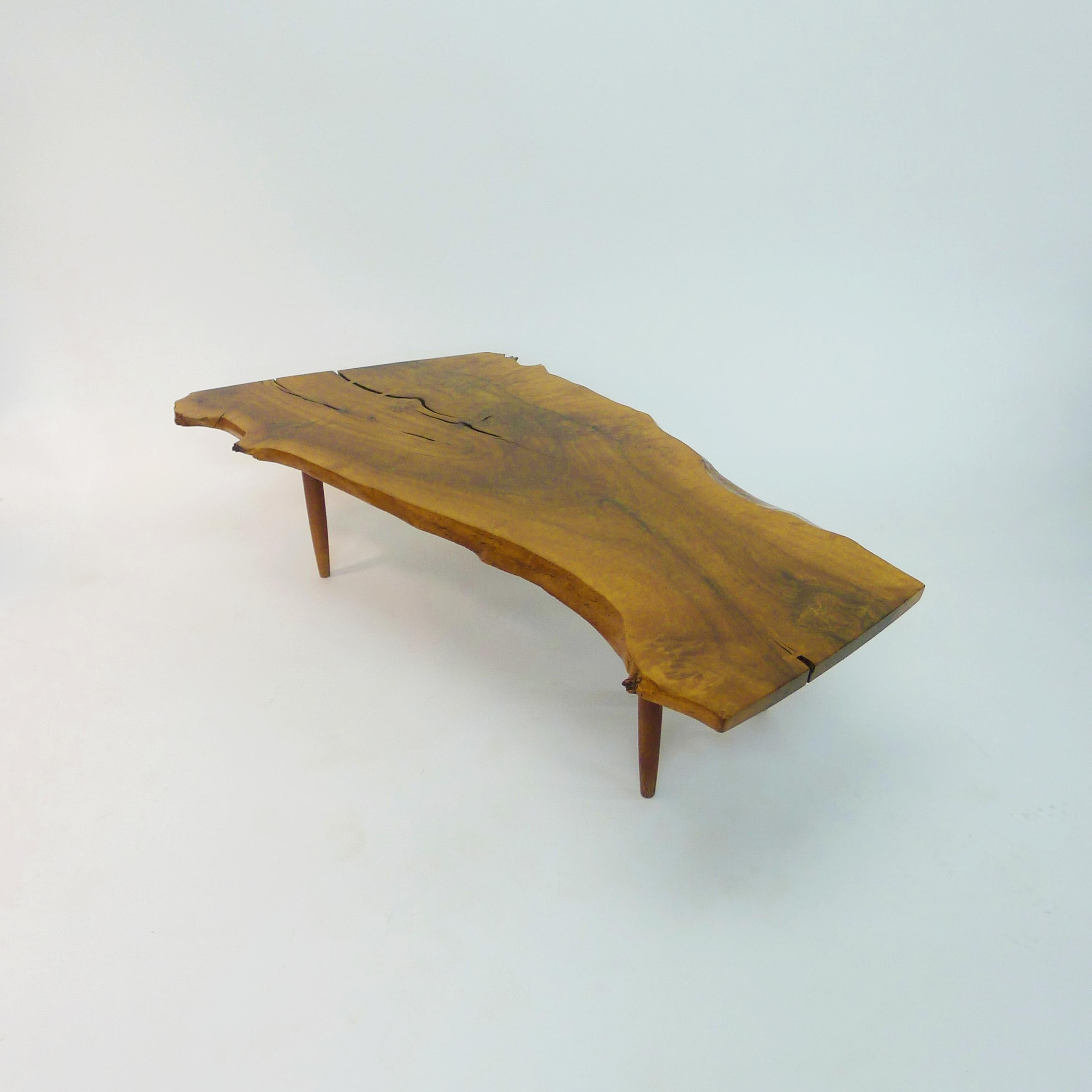 Noyer George Nakashima, table basse en dalles aux bords libres, 1958 en vente