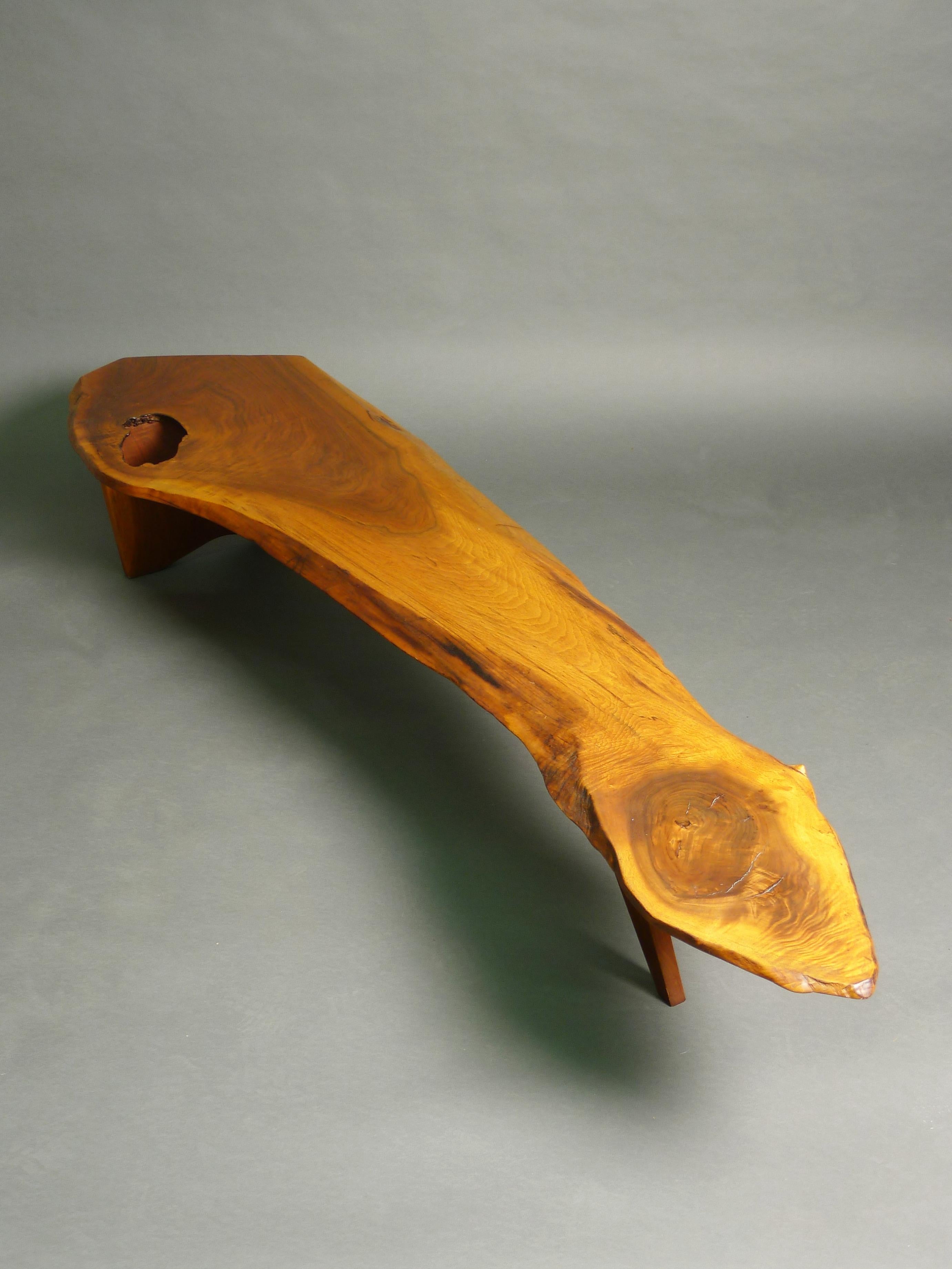 George Nakashima, Table basse Slab I, Nakashima Studio, USA 1968

Plateau en noyer noir américain à deux bords libres, détails du grain de la sève, nœuds apparents et poches d'écorce, nom du client 