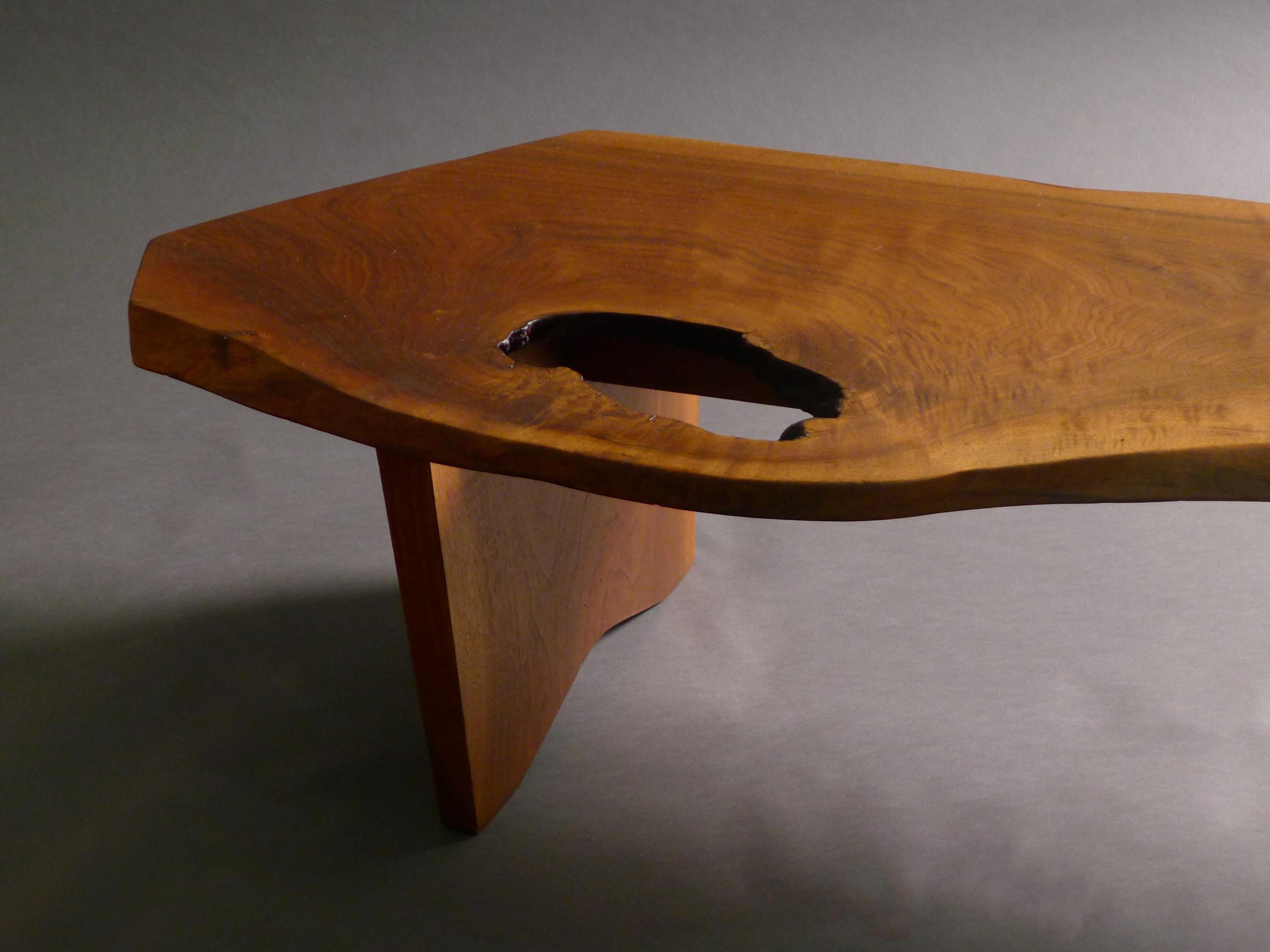 Milieu du XXe siècle George Nakashima, Table basse Slab I, noyer noir américain, 1968 en vente