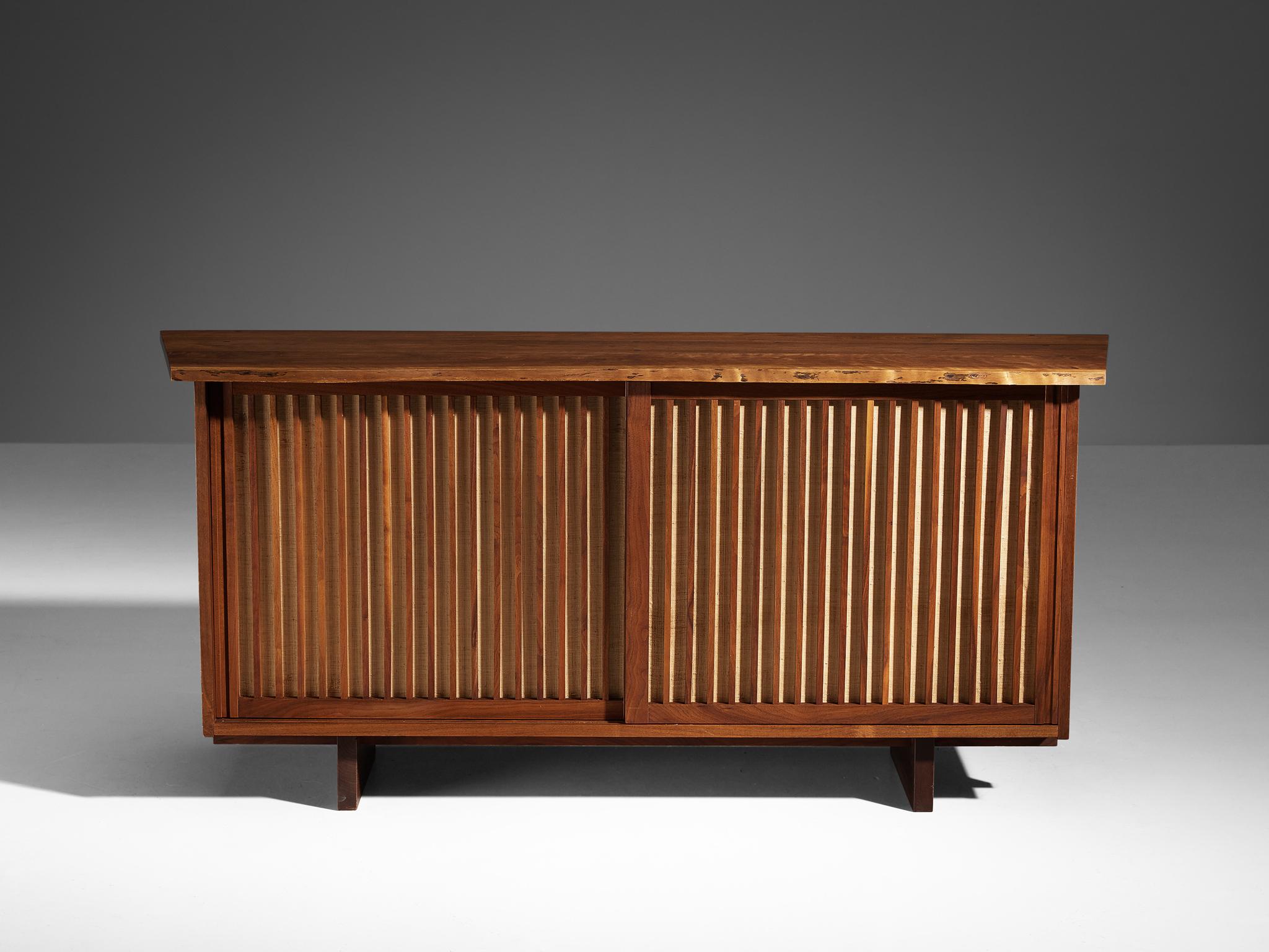 George Nakashima Sliding-Door Cabinet in Walnut and Pandanus Cloth In Good Condition In Waalwijk, NL