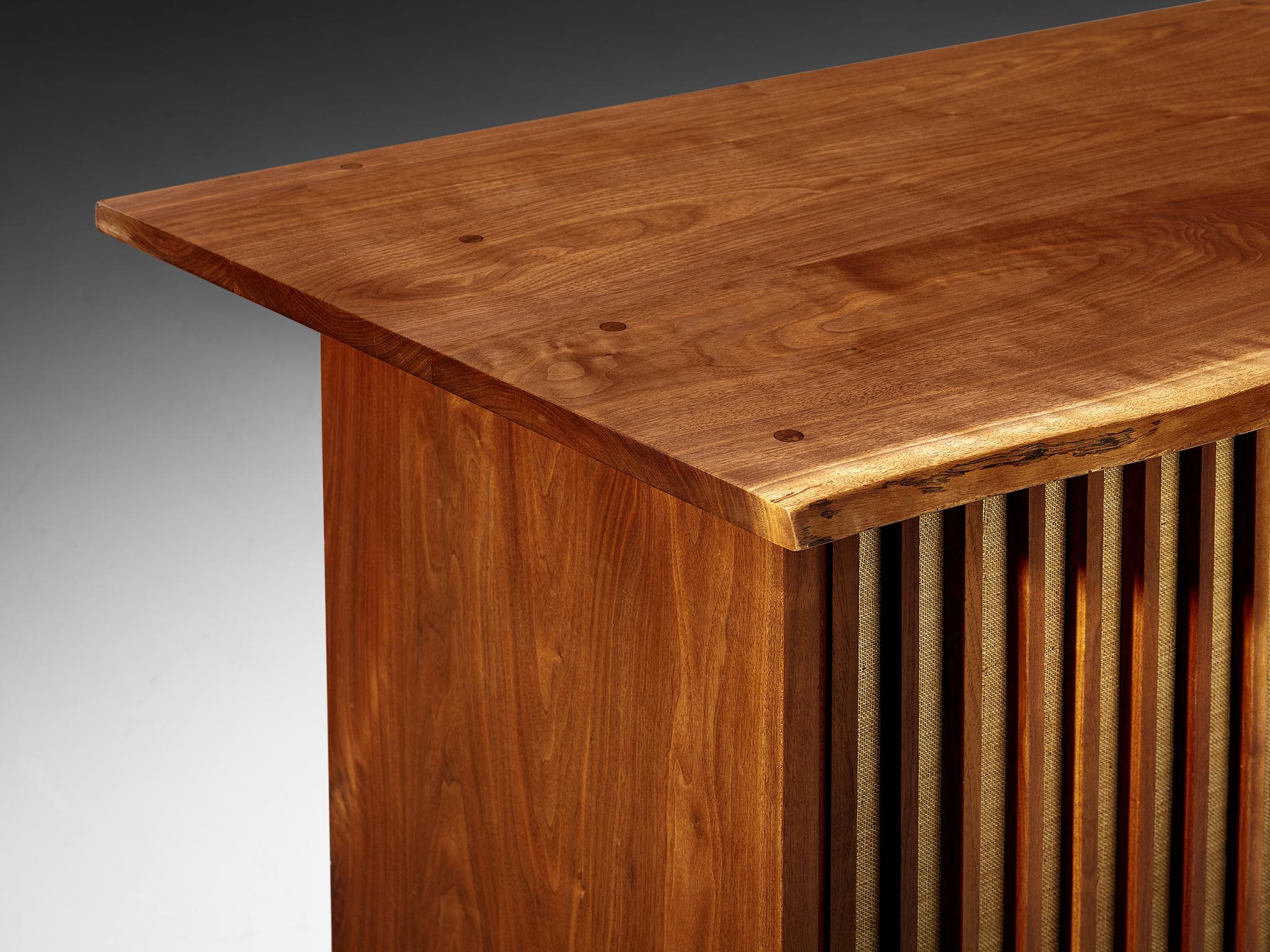 George Nakashima armoire à portes coulissantes en noyer et tissu de pandanus 1