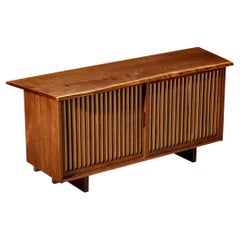 George Nakashima armoire à portes coulissantes en noyer et tissu de pandanus