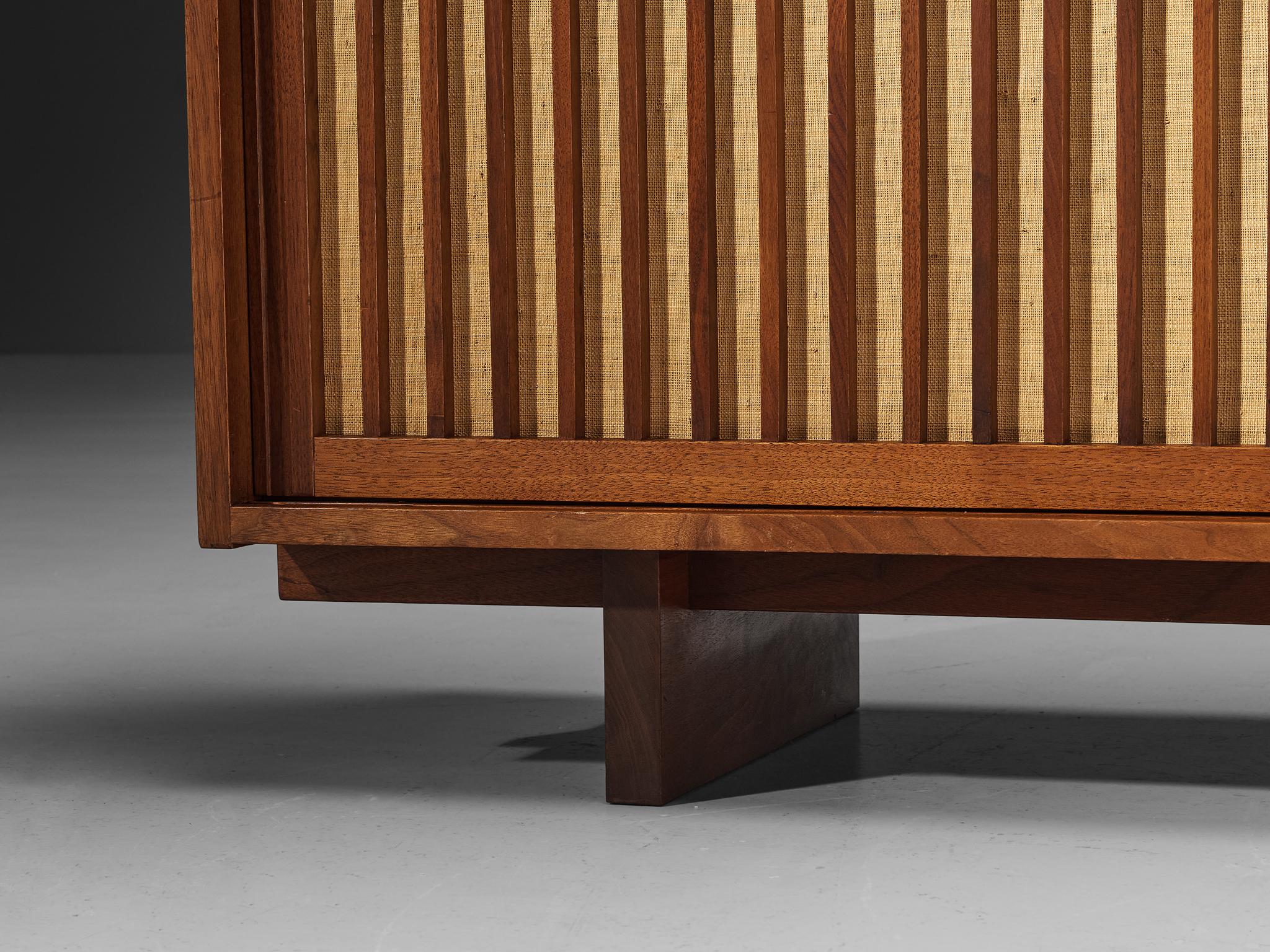 Buffet à portes coulissantes George Nakashima en noyer et tissu de pandanus 3
