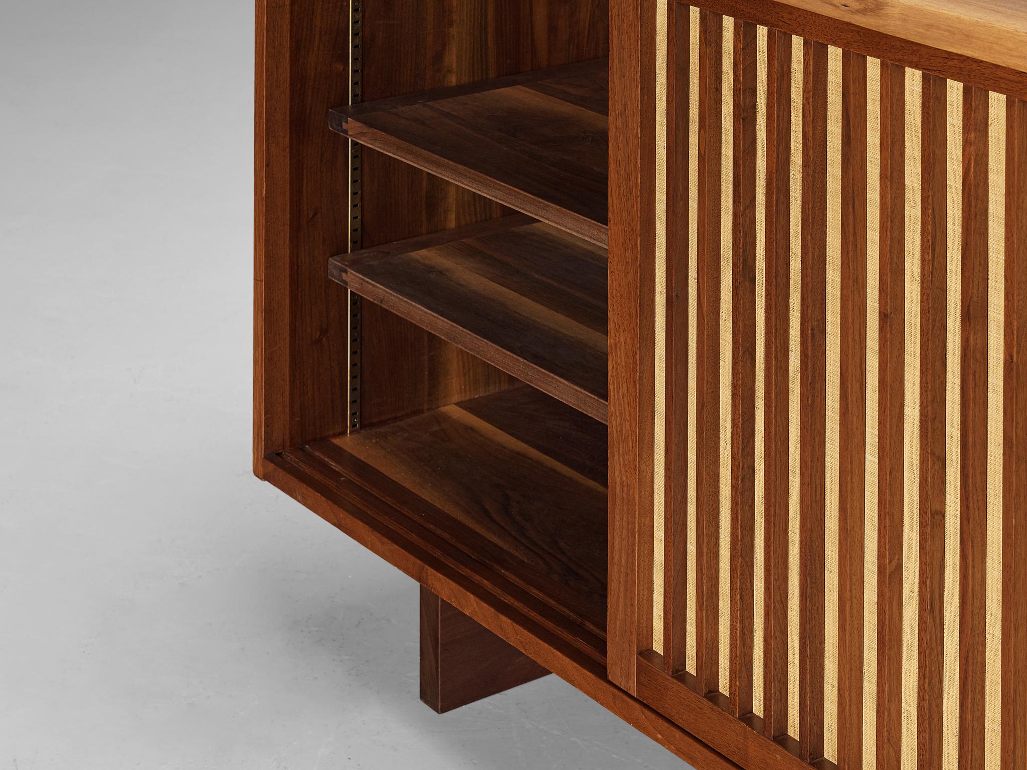 Buffet à portes coulissantes George Nakashima en noyer et tissu de pandanus 7