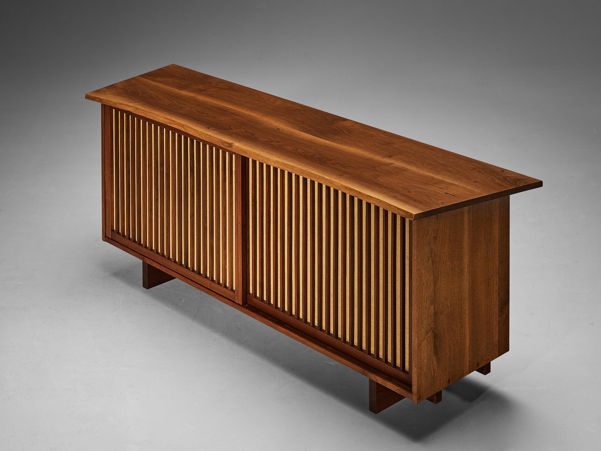 Buffet à portes coulissantes George Nakashima en noyer et tissu de pandanus 8