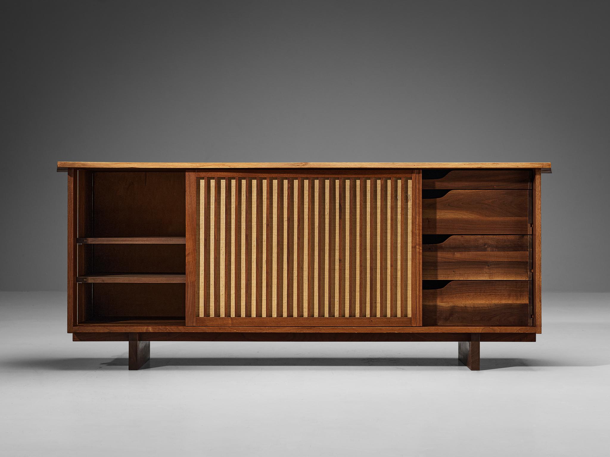 Buffet à portes coulissantes George Nakashima en noyer et tissu de pandanus 9