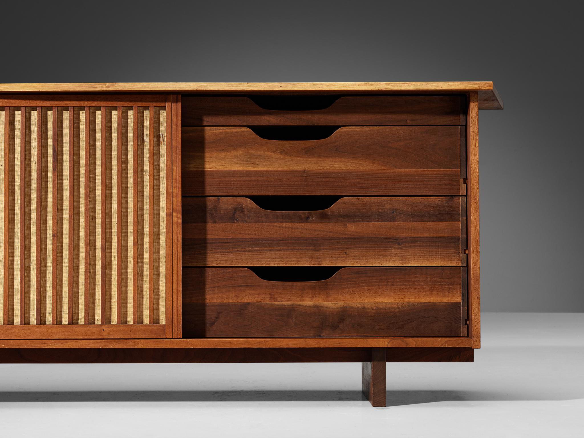 Mid-Century Modern Buffet à portes coulissantes George Nakashima en noyer et tissu de pandanus
