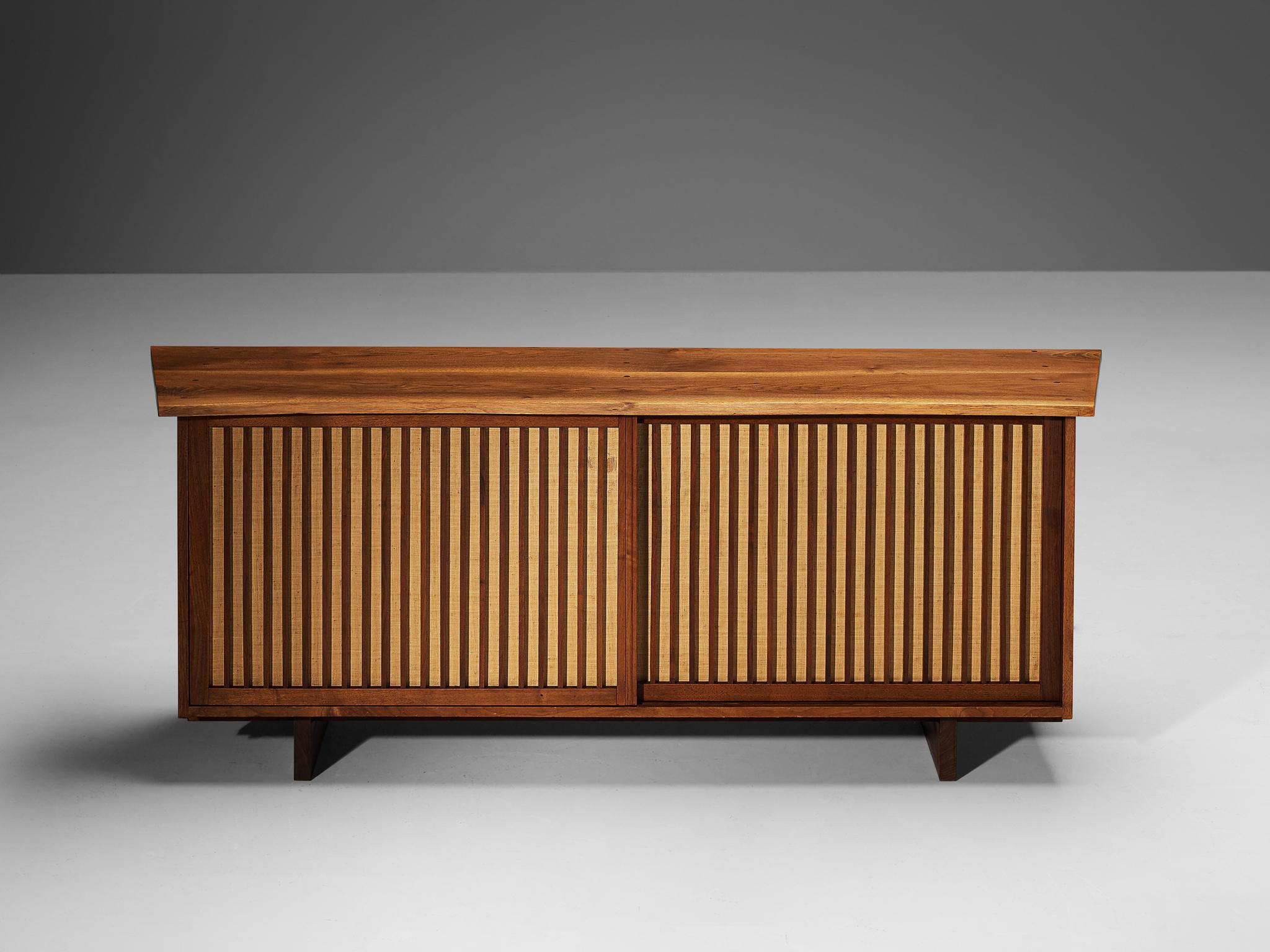 Buffet à portes coulissantes George Nakashima en noyer et tissu de pandanus Bon état à Waalwijk, NL