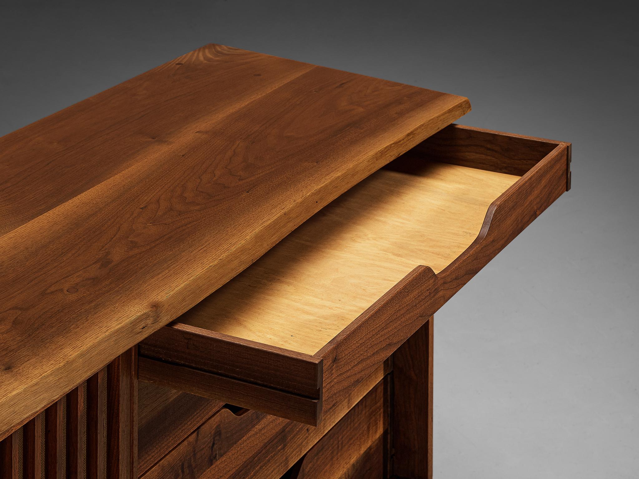 Milieu du XXe siècle Buffet à portes coulissantes George Nakashima en noyer et tissu de pandanus