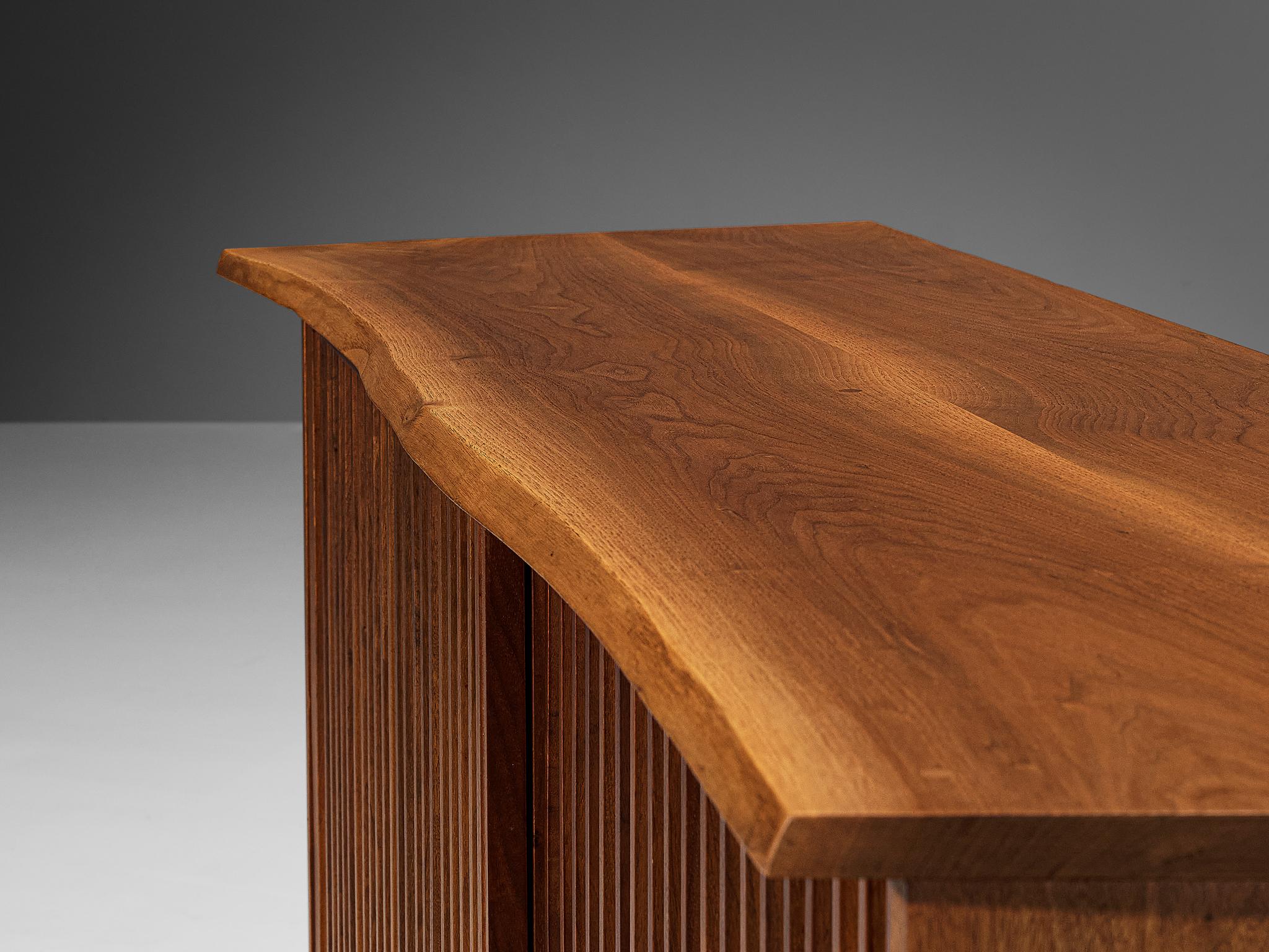 Noyer Buffet à portes coulissantes George Nakashima en noyer et tissu de pandanus