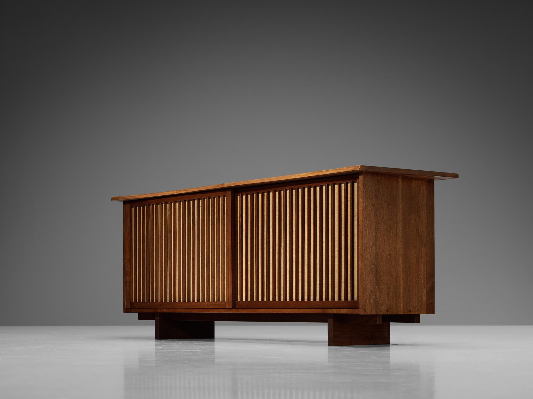 Buffet à portes coulissantes George Nakashima en noyer et tissu de pandanus 1