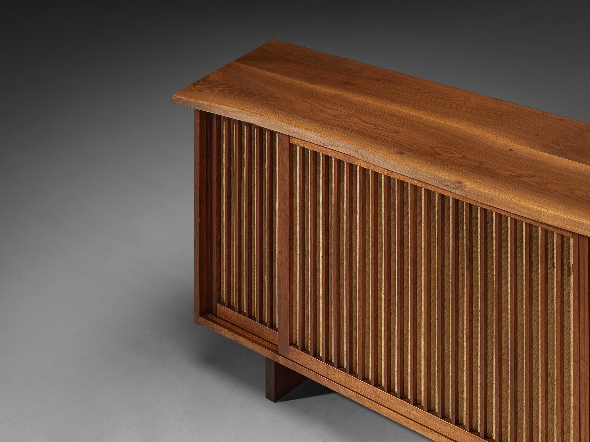 Buffet à portes coulissantes George Nakashima en noyer et tissu de pandanus 2