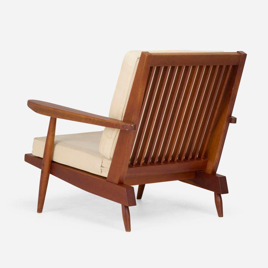 Exemple raffiné du savoir-faire emblématique de George Nakashima, cette chaise longue à dossier fuselé 