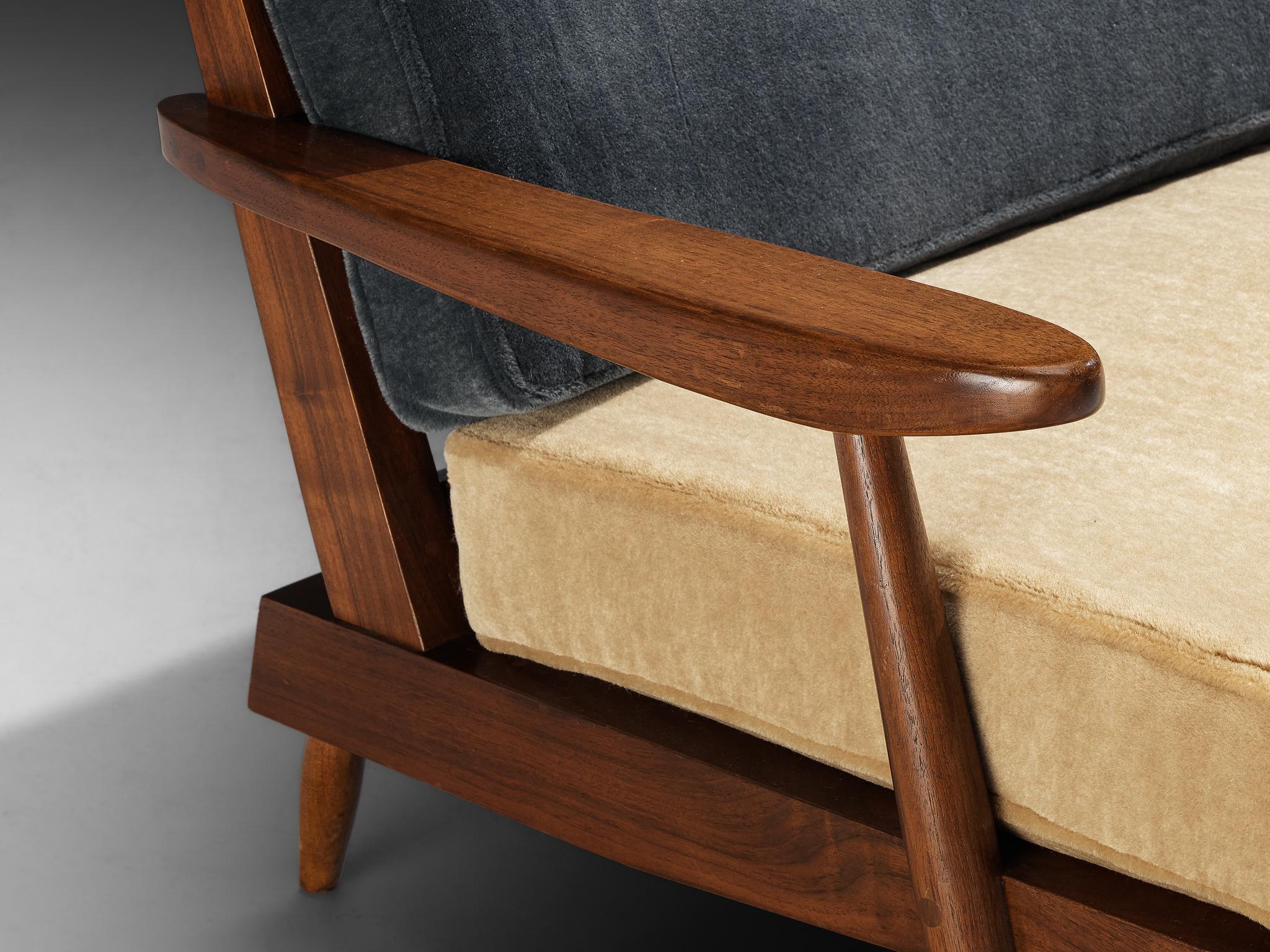 Divano con schienale a fuso George Nakashima in noce americano e mohair bicolore in vendita 3