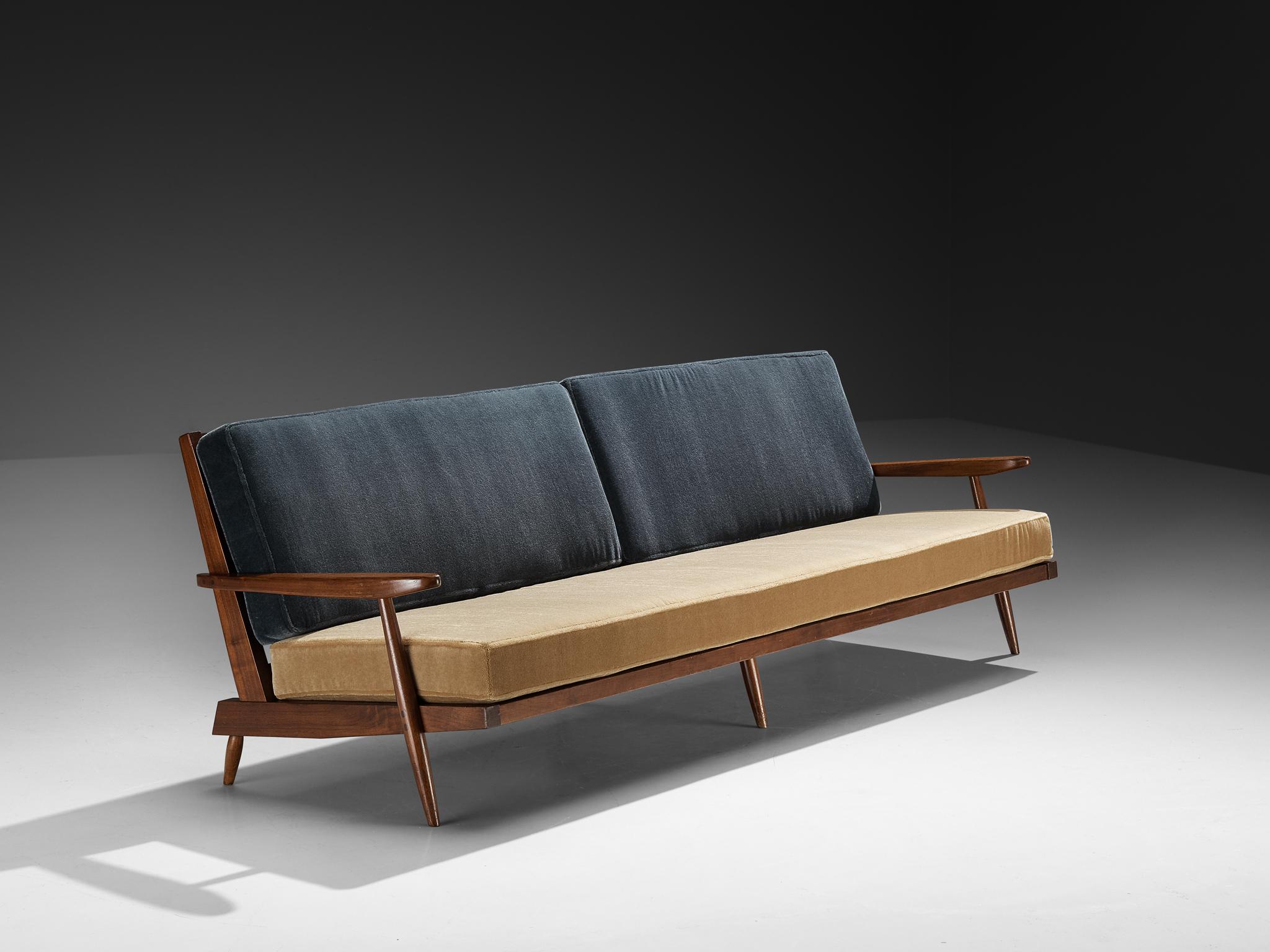 George Nakashima per George Nakashima Studio, divano, noce nero americano, rivestito in mohair bicolore, Stati Uniti, 1959

Disegnato da George Nakashima, questo divano è stato commissionato appositamente nel 1959. È realizzato in noce nero