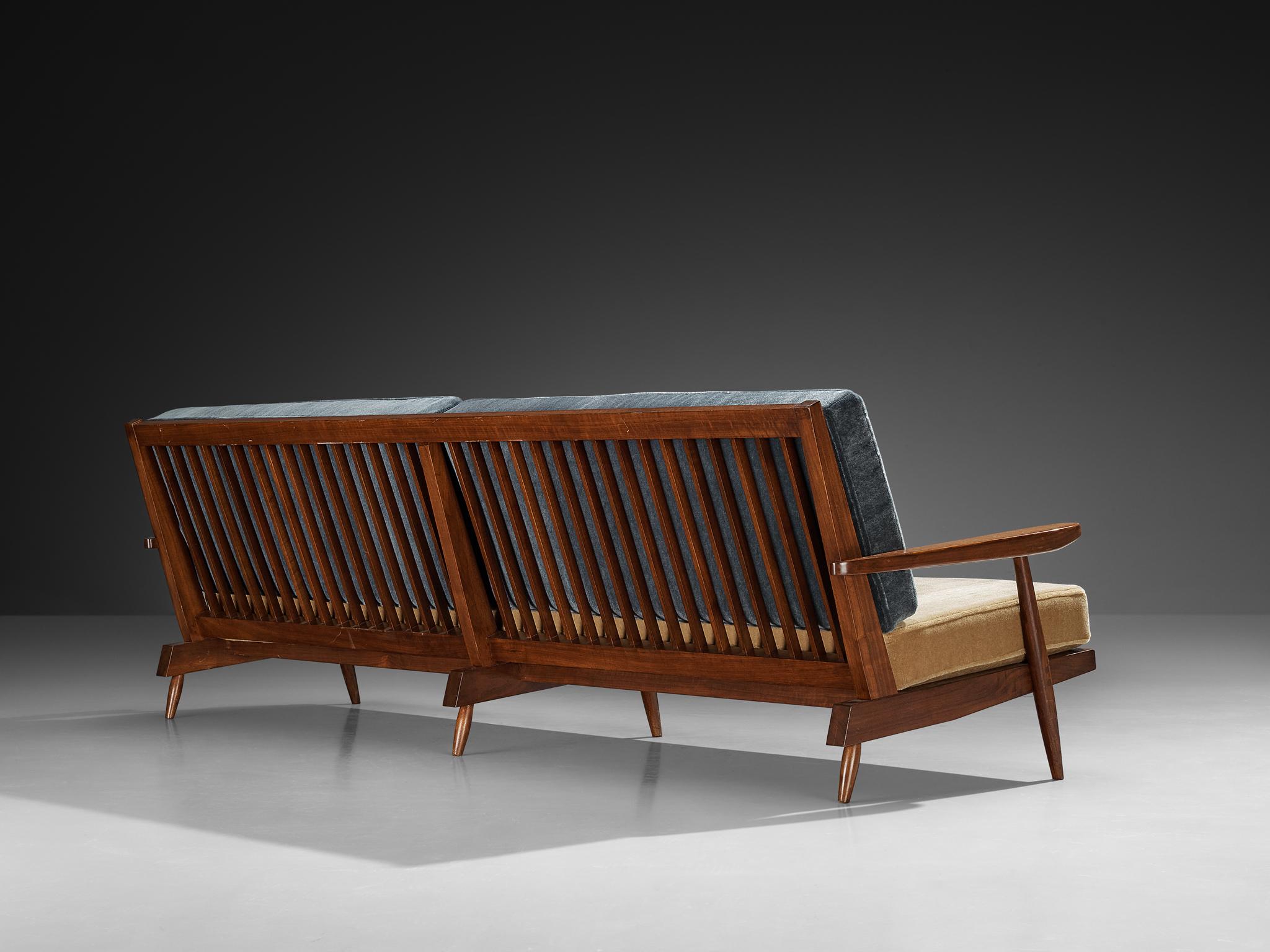 Divano con schienale a fuso George Nakashima in noce americano e mohair bicolore In condizioni buone in vendita a Waalwijk, NL