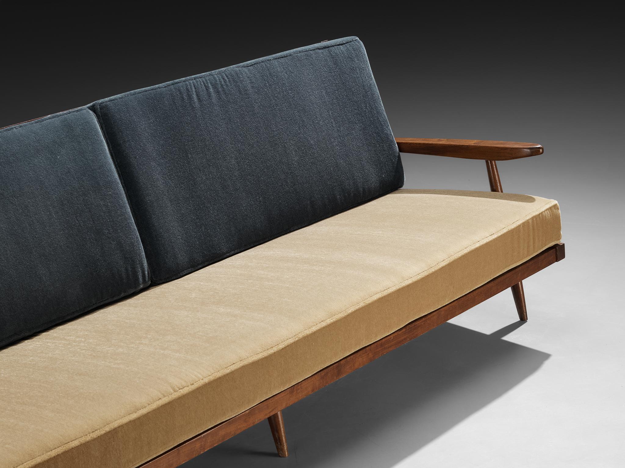 Metà XX secolo Divano con schienale a fuso George Nakashima in noce americano e mohair bicolore in vendita