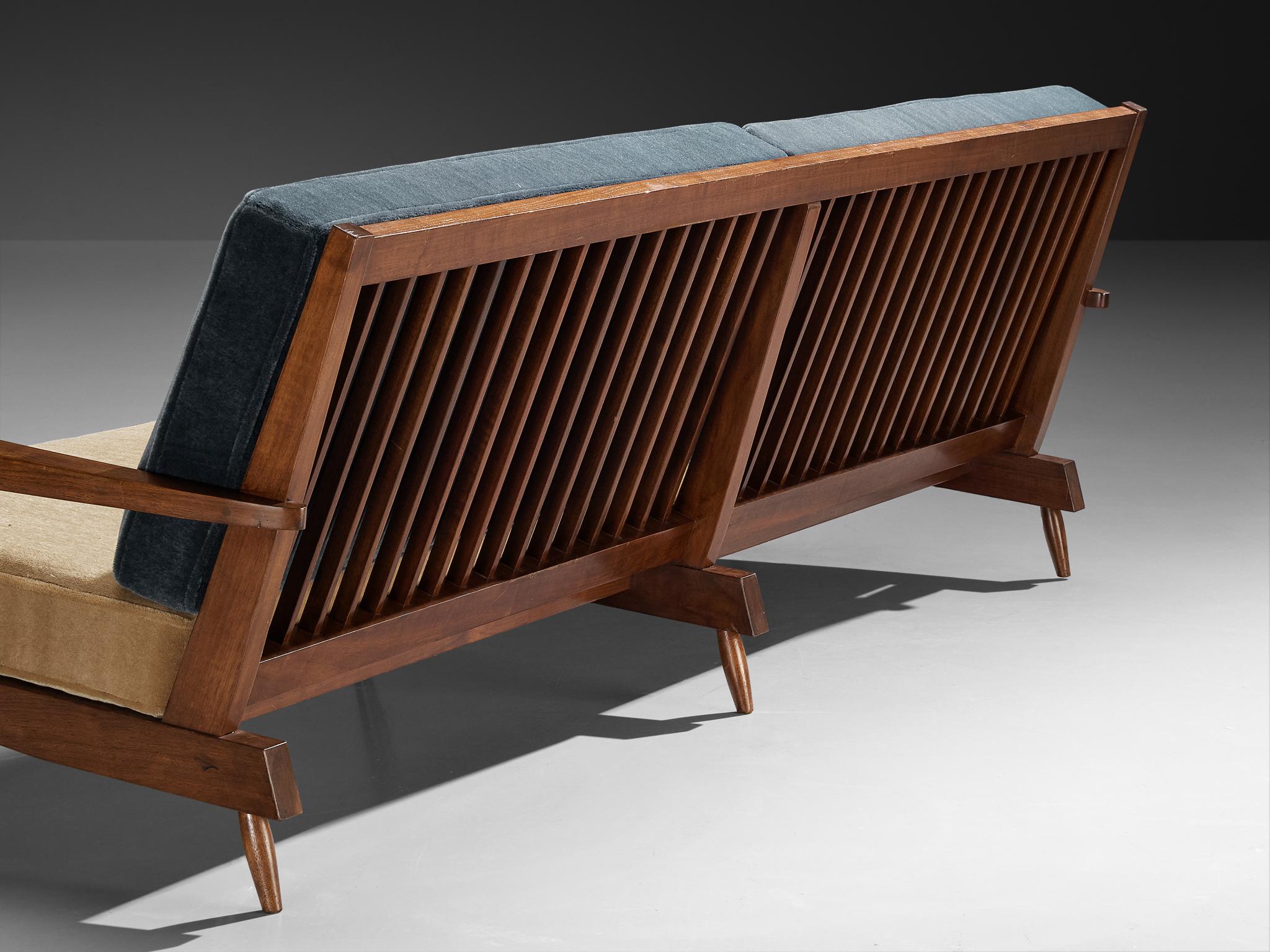 Mohair Divano con schienale a fuso George Nakashima in noce americano e mohair bicolore in vendita