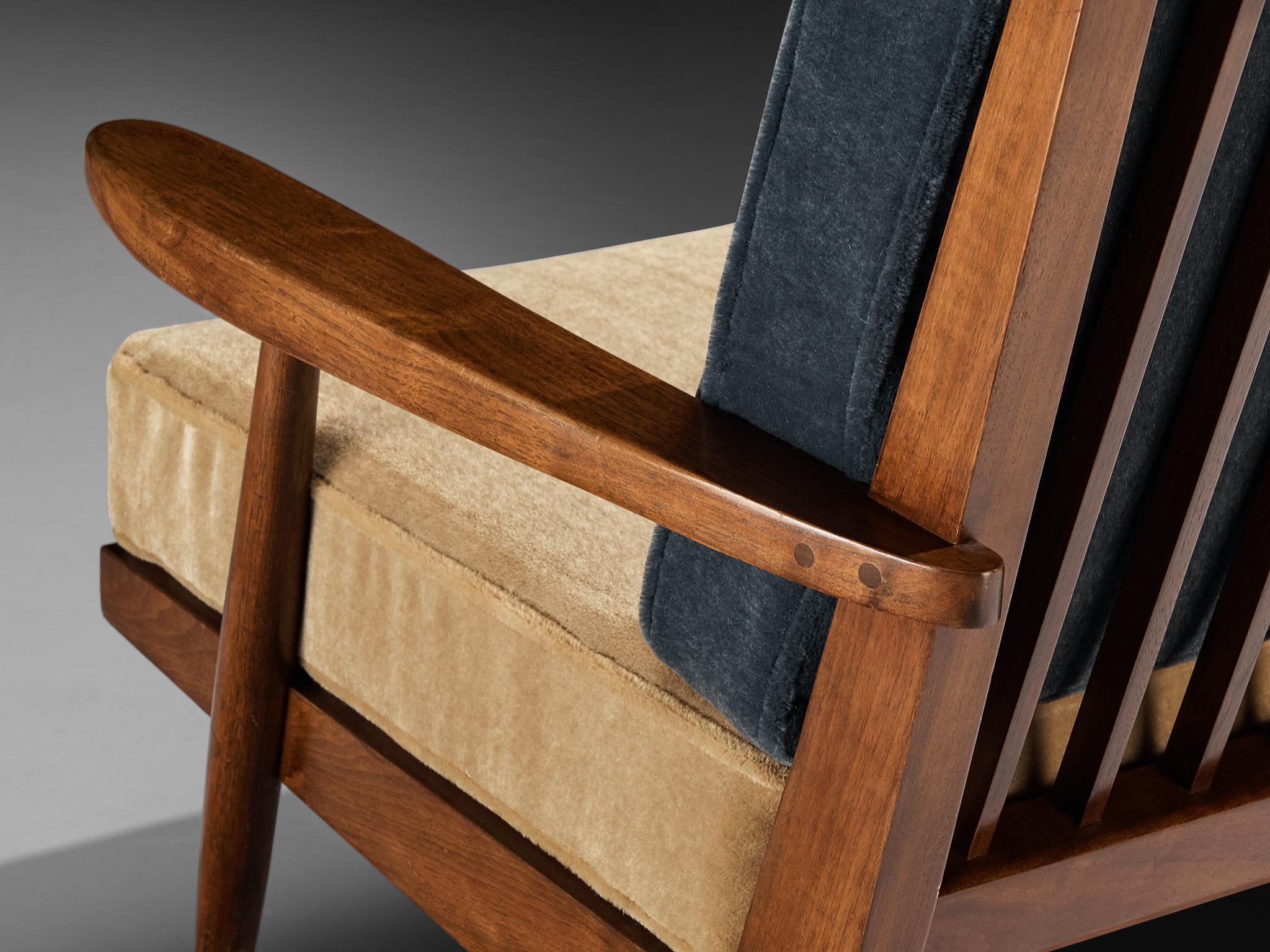 Divano con schienale a fuso George Nakashima in noce americano e mohair bicolore in vendita 1