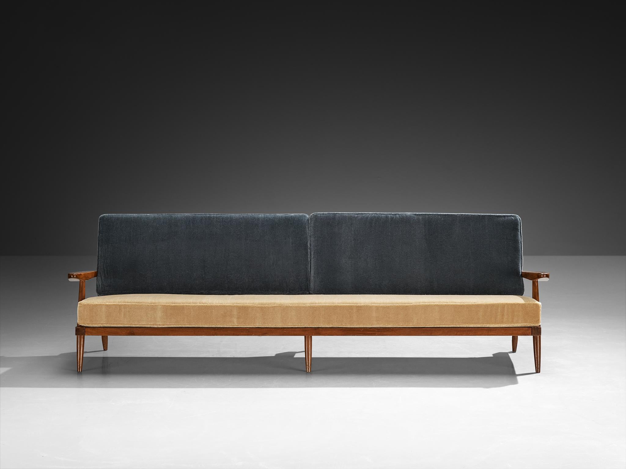 Divano con schienale a fuso George Nakashima in noce americano e mohair bicolore in vendita 2