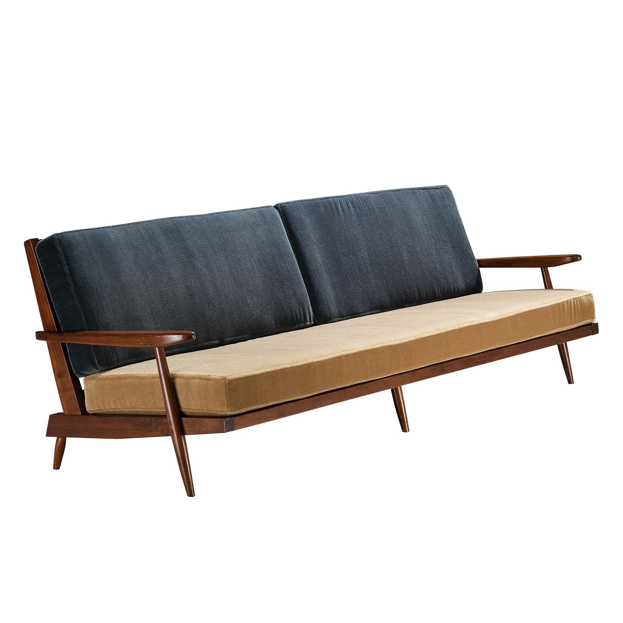 Divano con schienale a fuso George Nakashima in noce americano e mohair bicolore in vendita