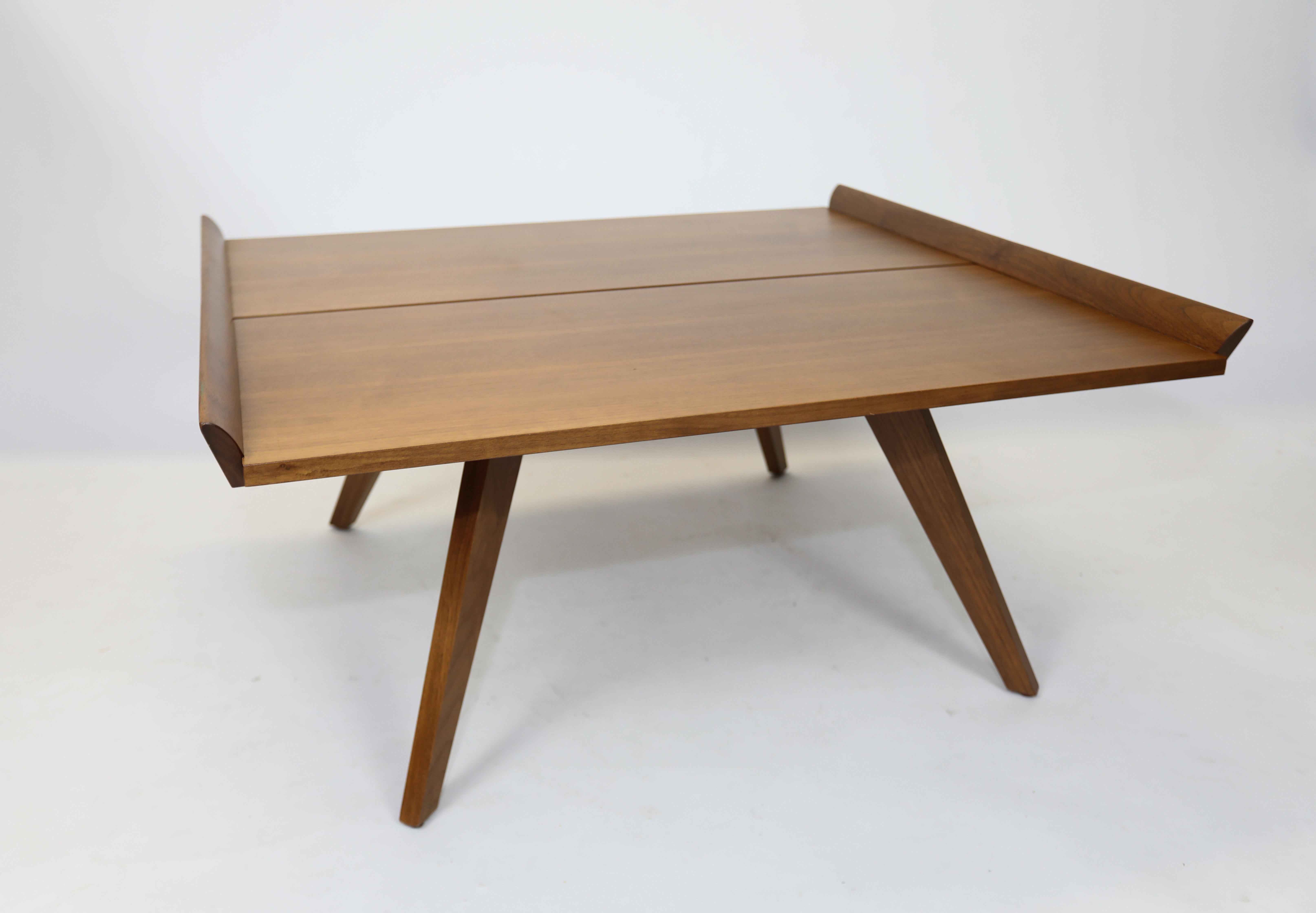 La table N-10 a été vendue à l'origine par Knoll dans les années 1940 et abandonnée en 1955.
Cet exemple provient de la réintroduction en 2008.
