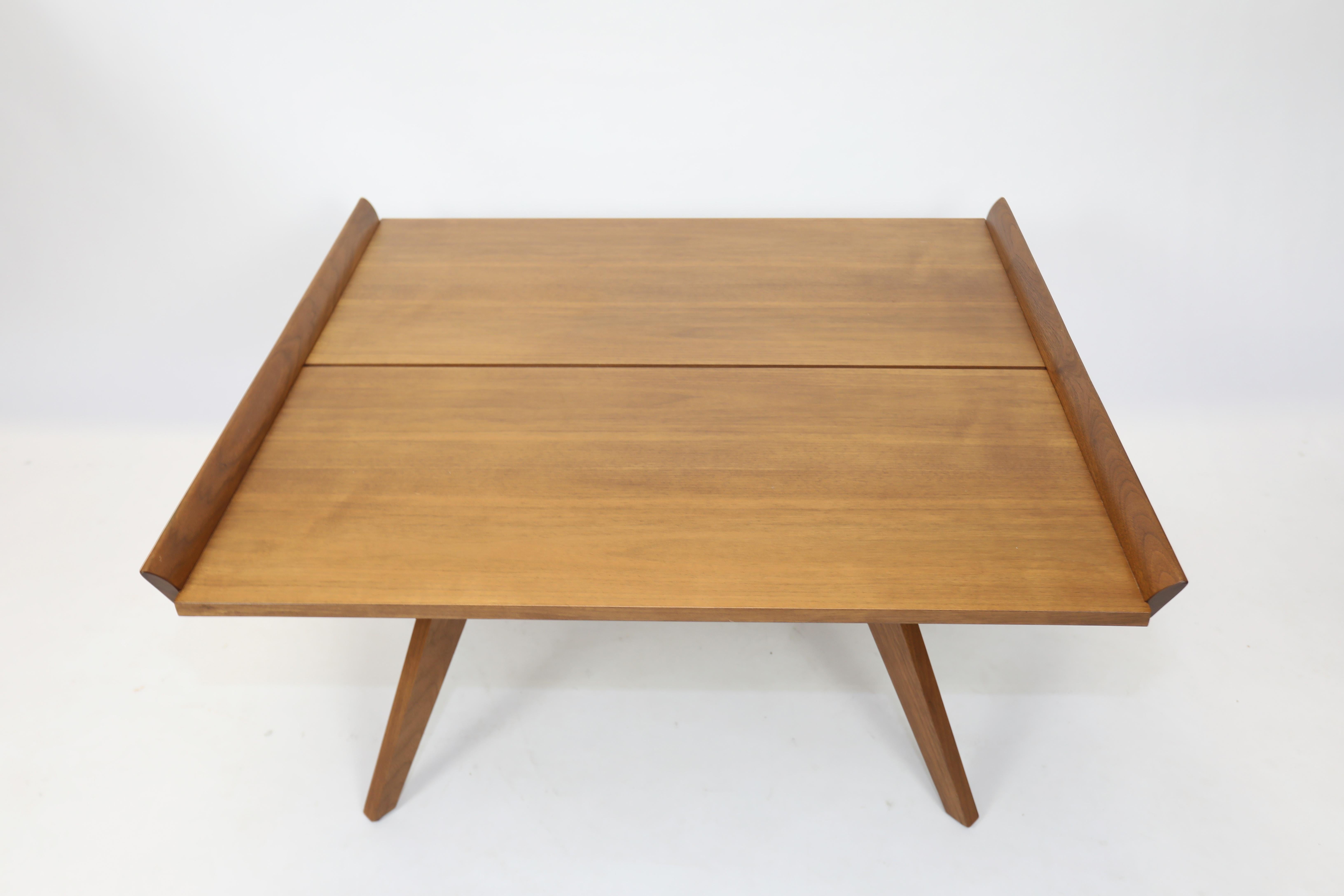 Noyer Table à pieds évasés George Nakashima fabriquée par Knoll en vente