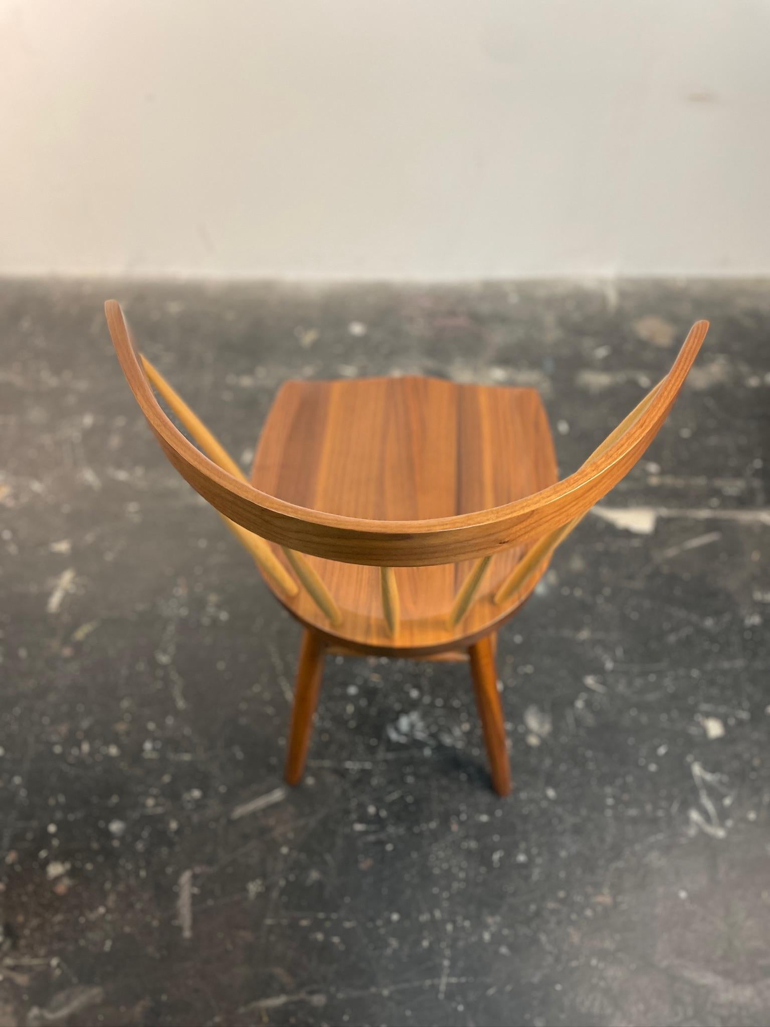 Un raro y bellamente restaurado ejemplo de la emblemática Silla Recta de George Nakashima, diseñada para Knoll a finales de la década de 1940. Esta edición lleva la etiqueta Knoll impresa bajo el asiento, un auténtico sello de coleccionista.

Hecha