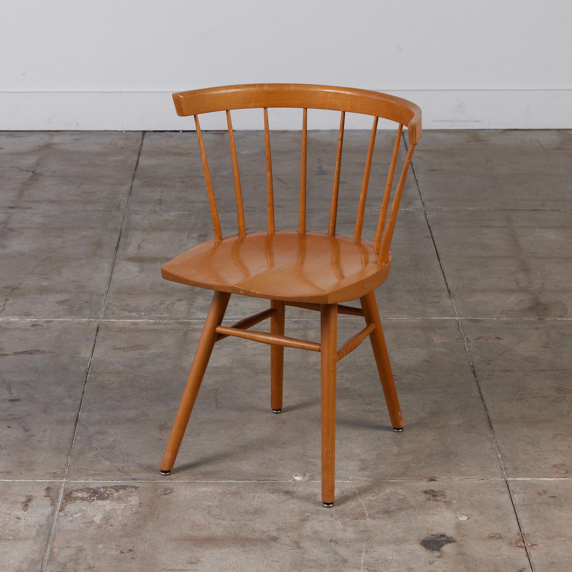 Conçue par le maître artisan George Nakashima pour Knoll en 1946, la chaise N19 a été conçue comme un contrepoint produit en série à la populaire 