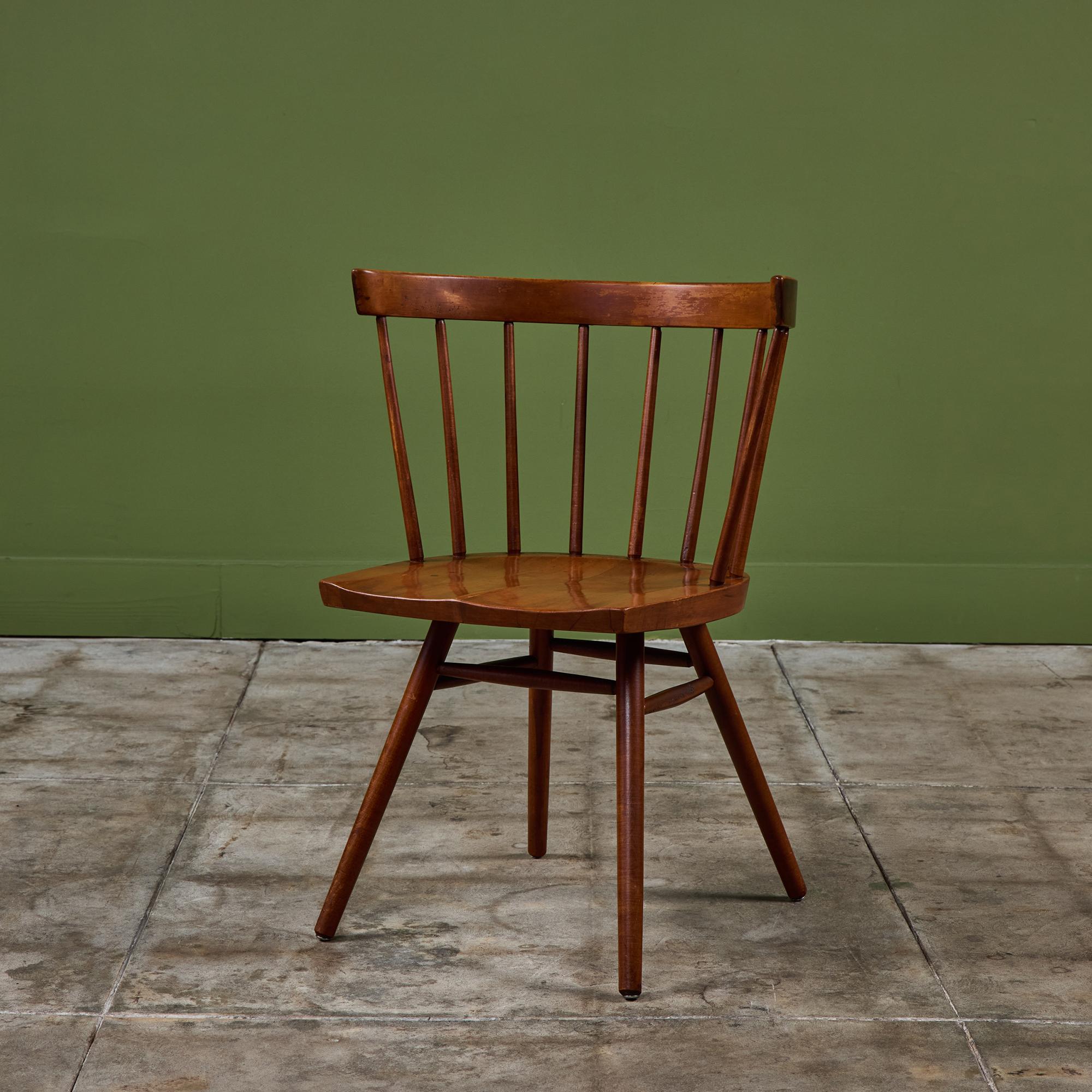 Diseñada por el maestro artesano George Nakashima para Knoll en 1946, la silla N19 se concibió como contrapunto producido en serie a la popular 