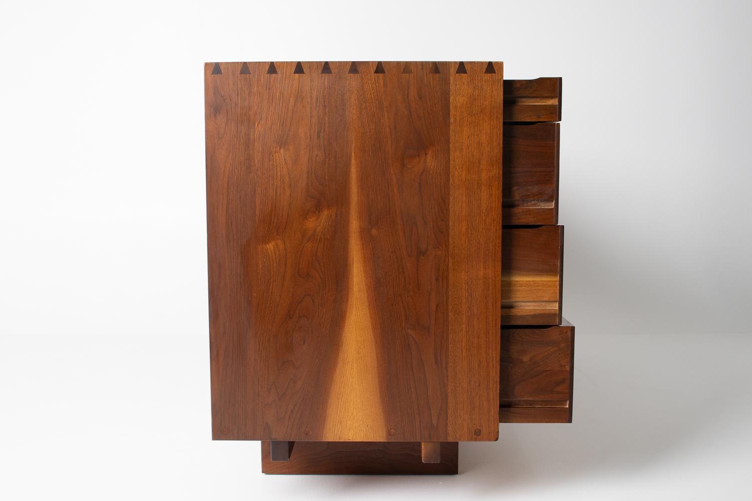 American Craftsman George Nakashima Studio Craft 8 Drawer Dresser For Sale