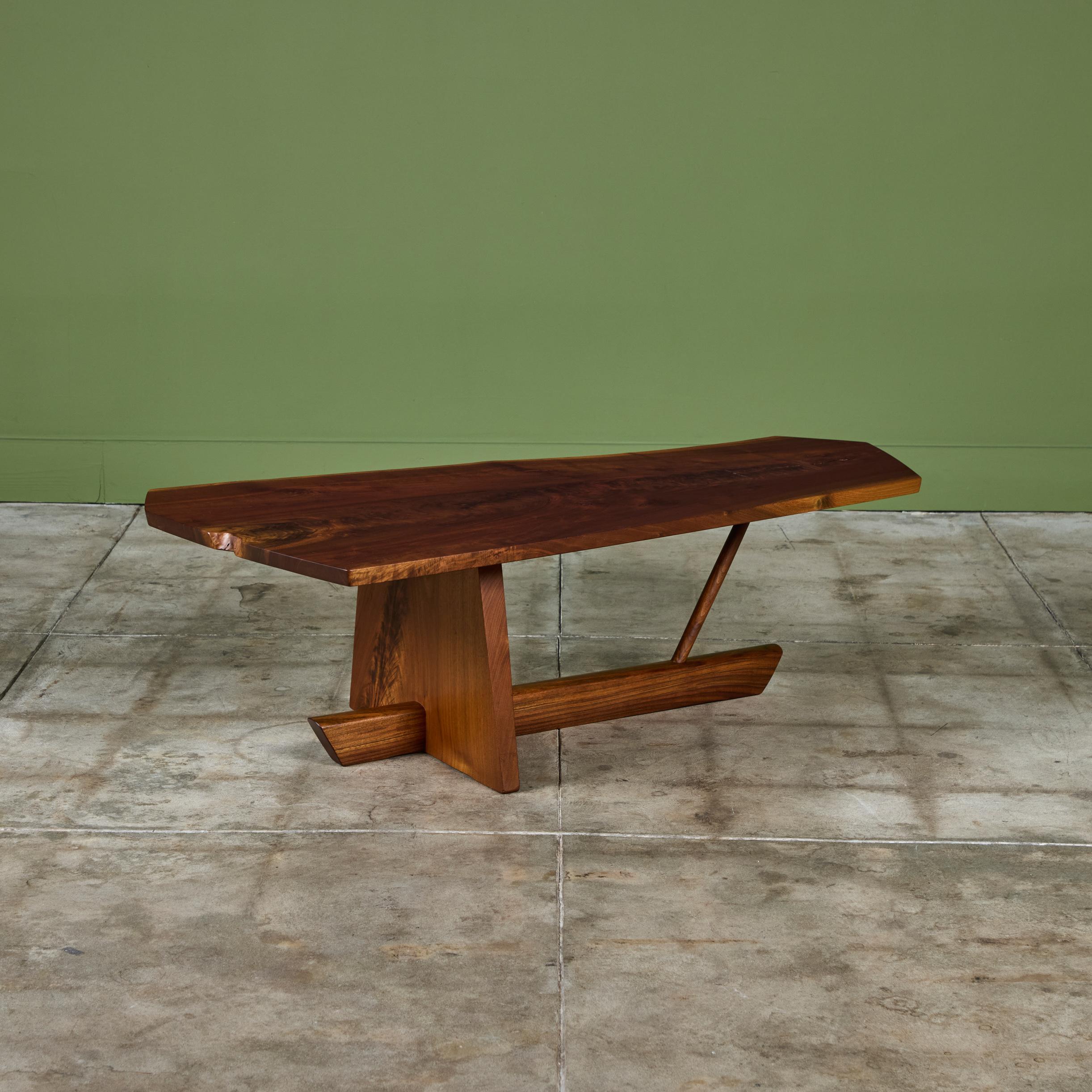 Table basse George Nakashima Studio Minguren II Bon état - En vente à Los Angeles, CA