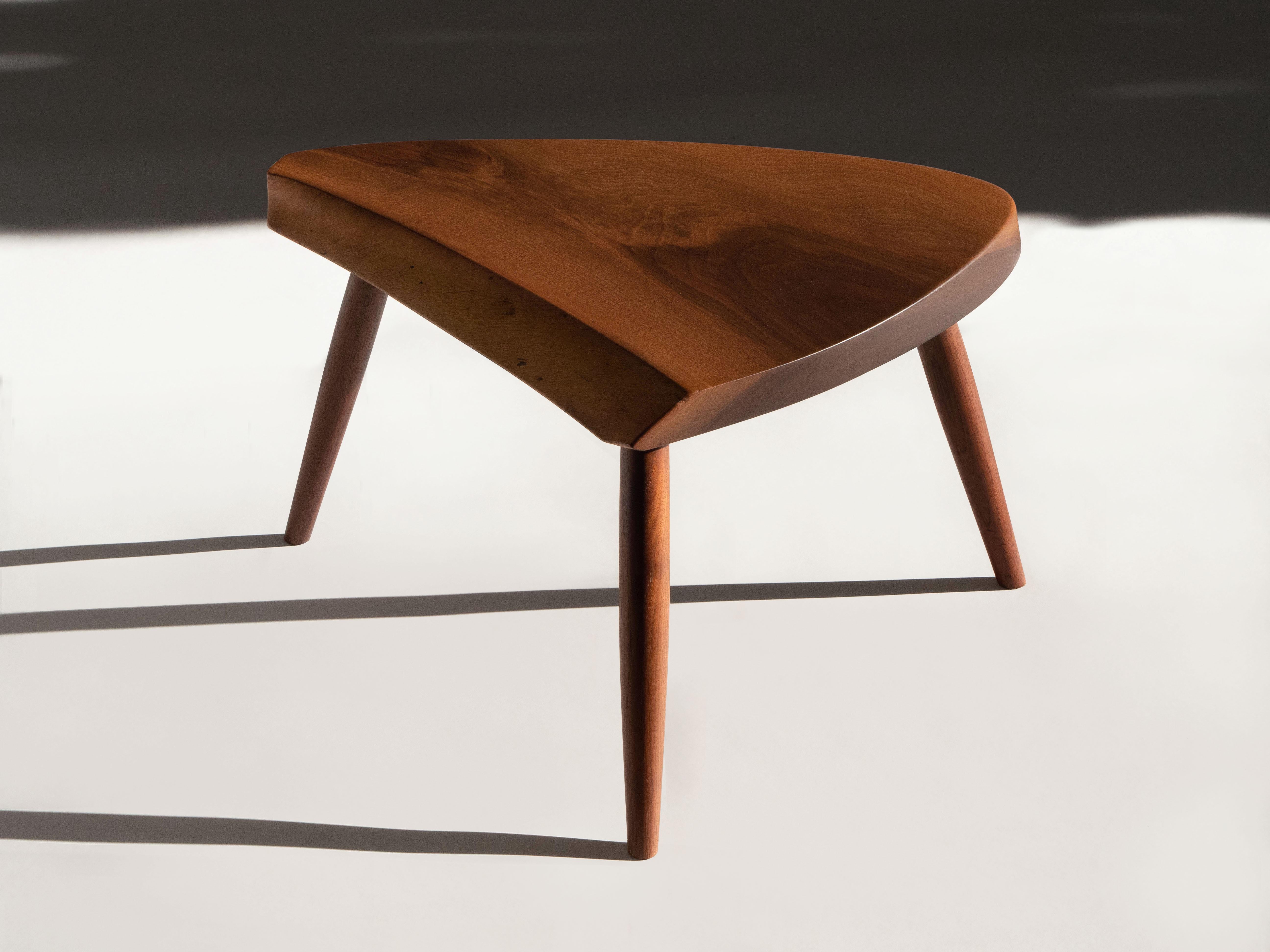 Tabouret en planche de forme libre du Studio George Nakashima, fabriqué en noyer américain noir massif.  En état d'origine avec une usure normale.

Le bas de la pièce est signé et daté : 