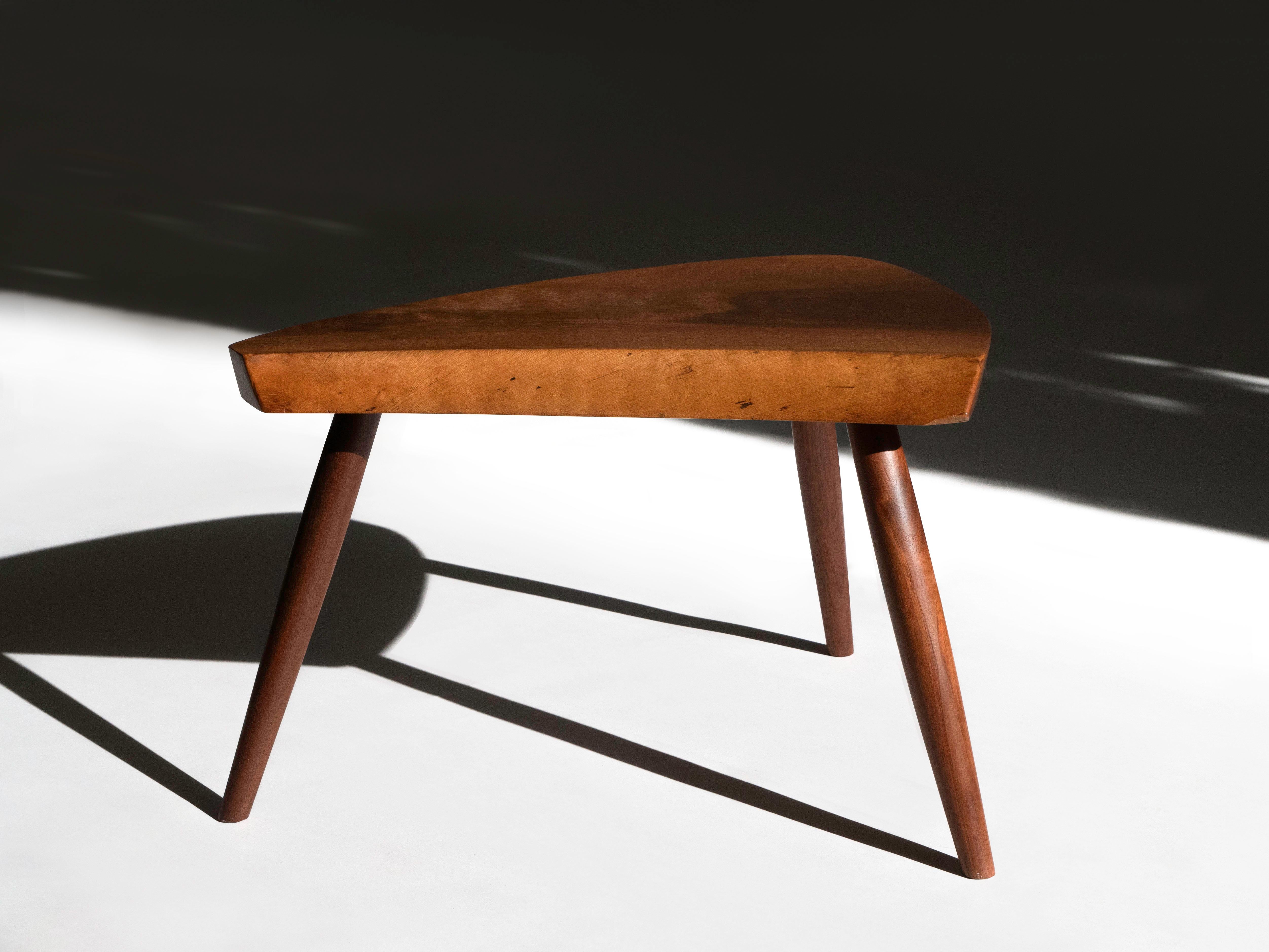 Mid-Century Modern George Nakashima Studio Tabouret en planches  en noyer, signé
