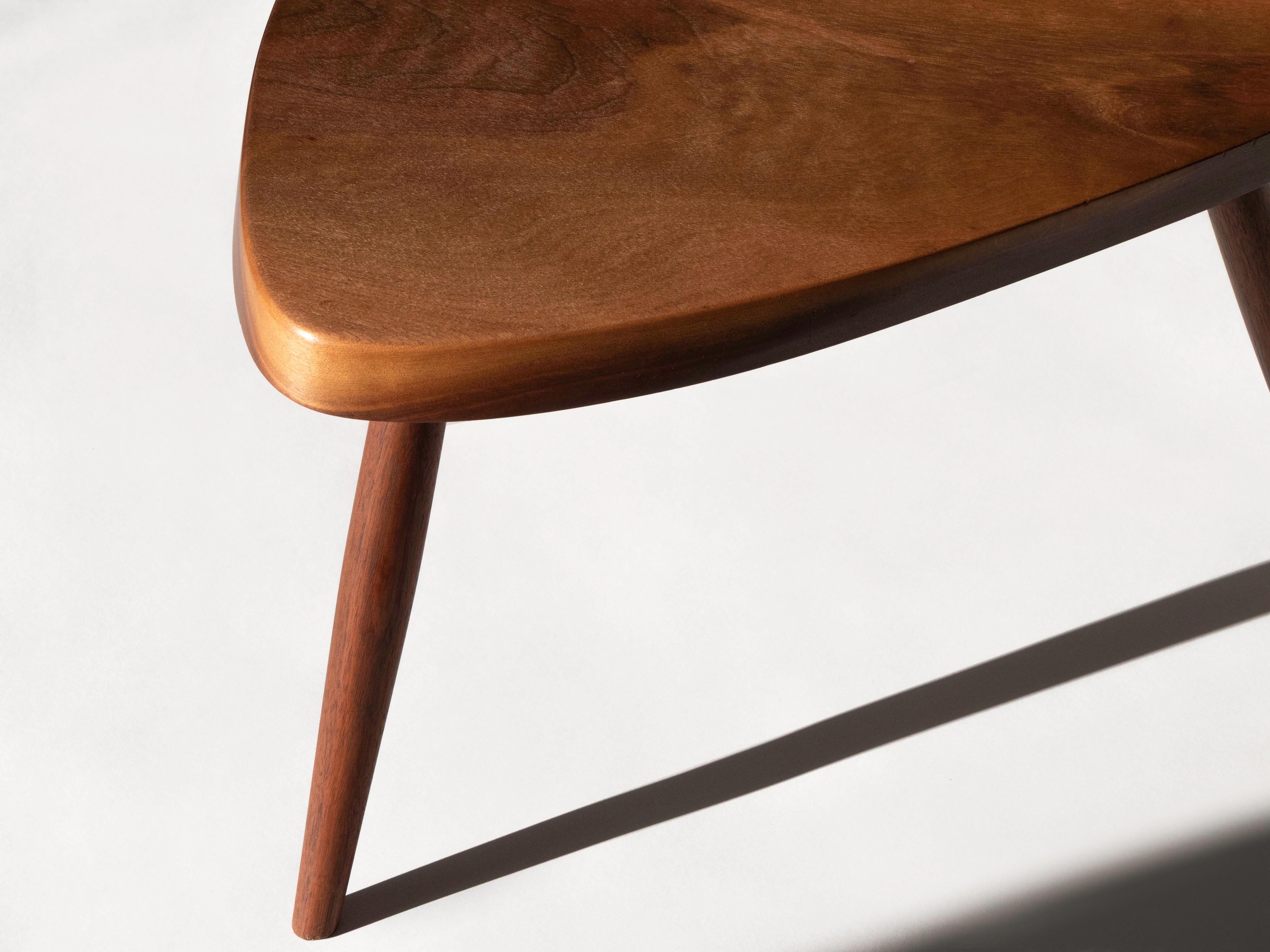 Américain George Nakashima Studio Tabouret en planches  en noyer, signé