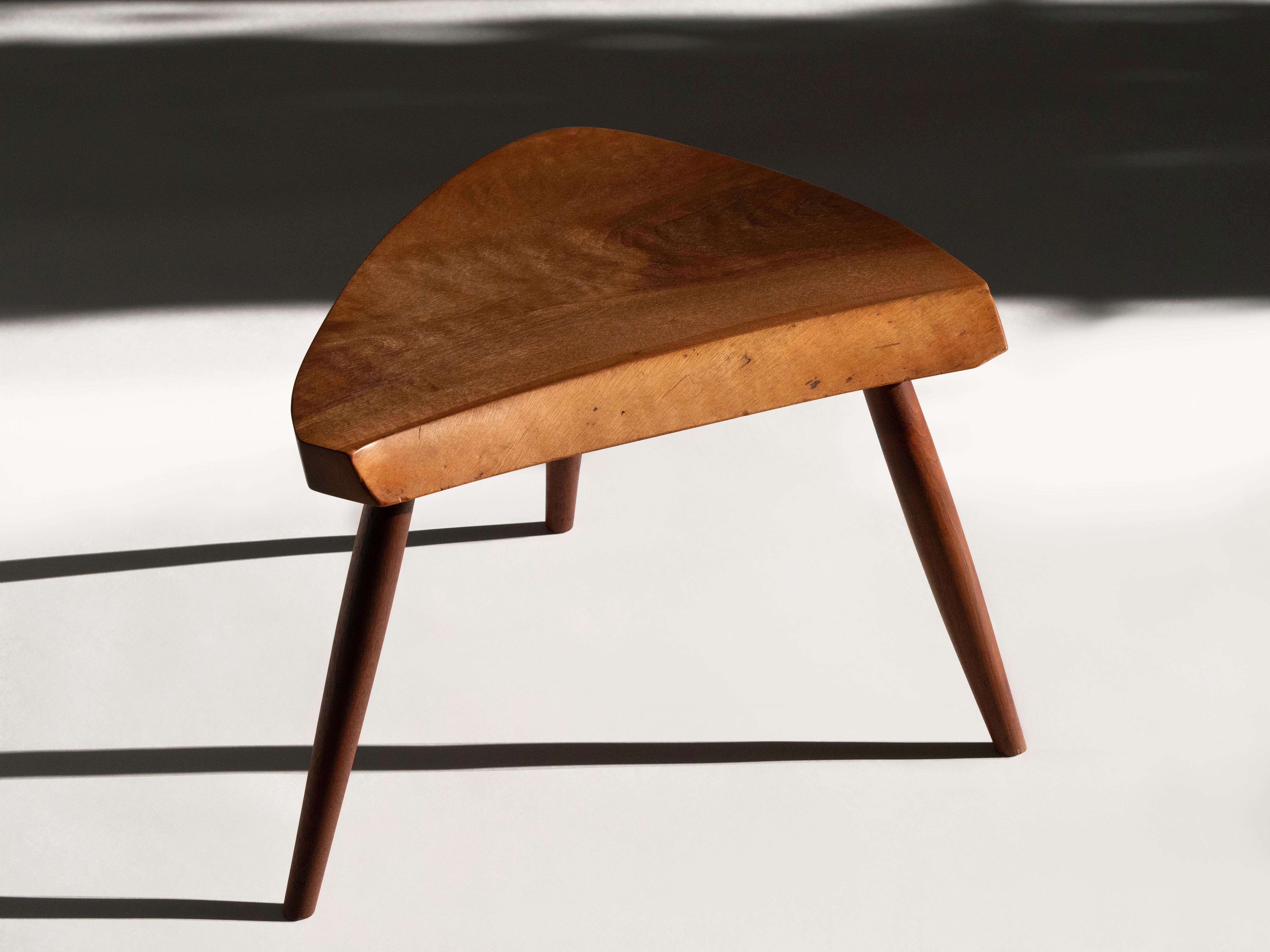 Fait main George Nakashima Studio Tabouret en planches  en noyer, signé