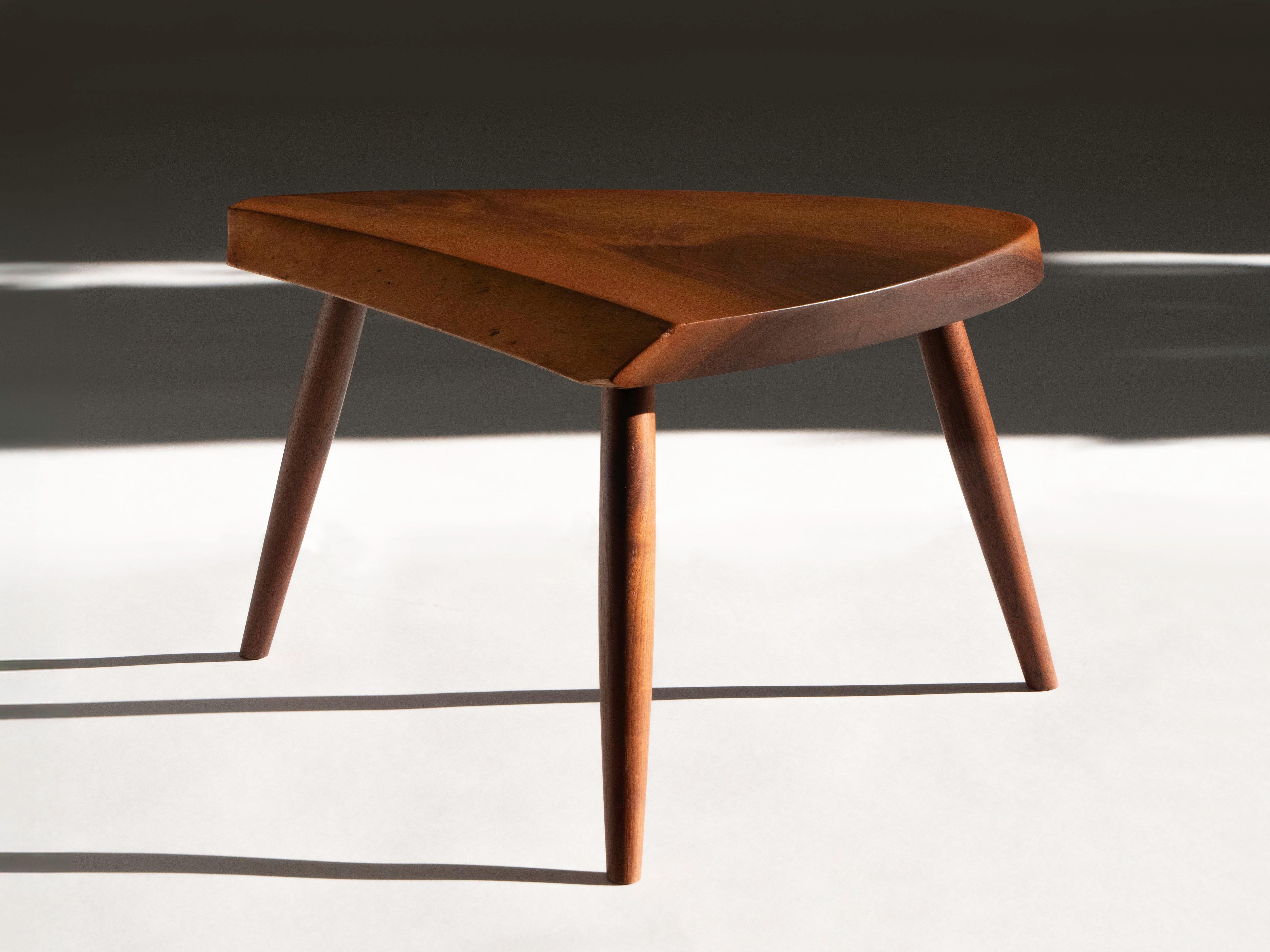 George Nakashima Studio Tabouret en planches  en noyer, signé Bon état à Los Angeles, CA
