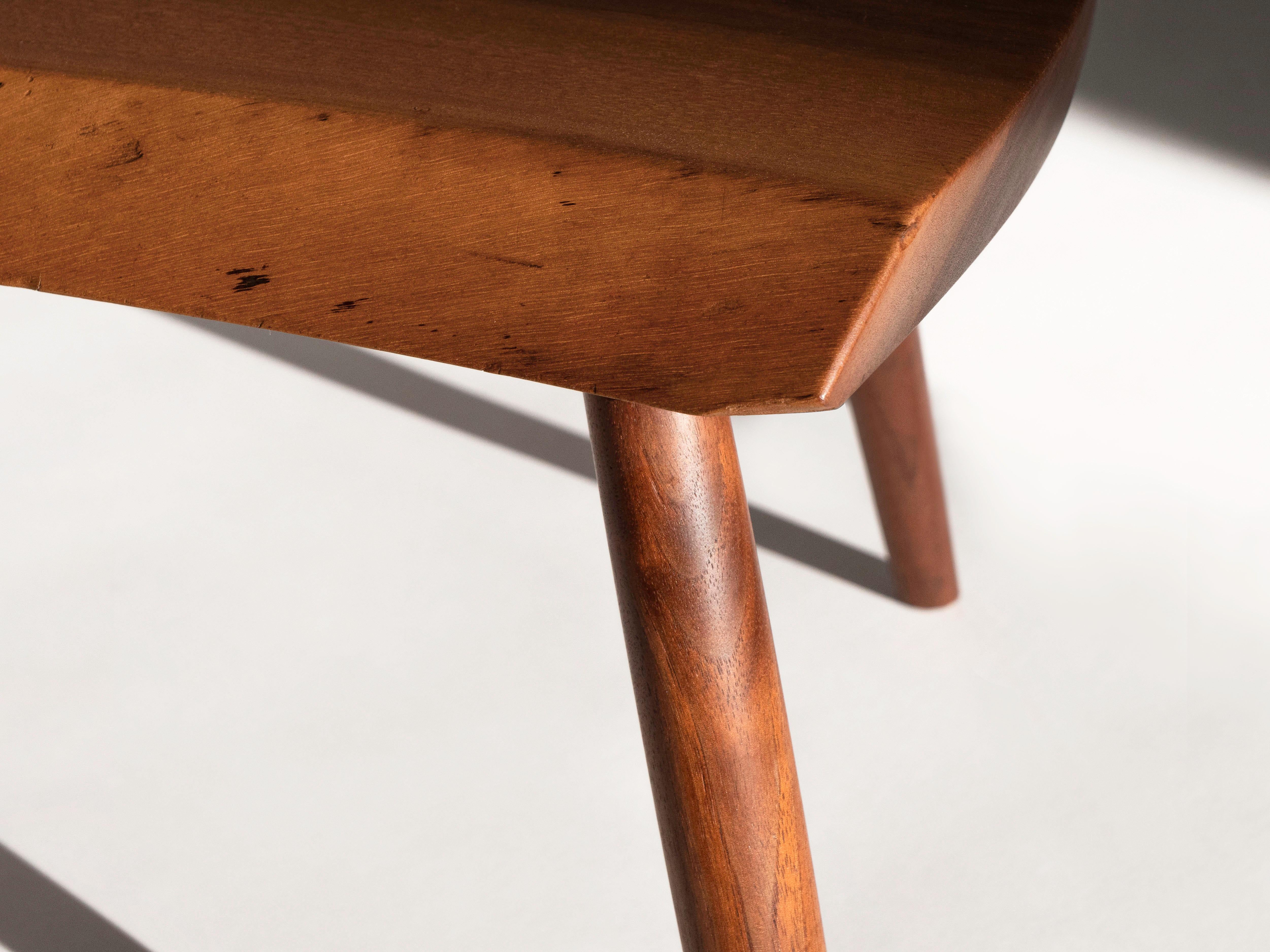 20ième siècle George Nakashima Studio Tabouret en planches  en noyer, signé