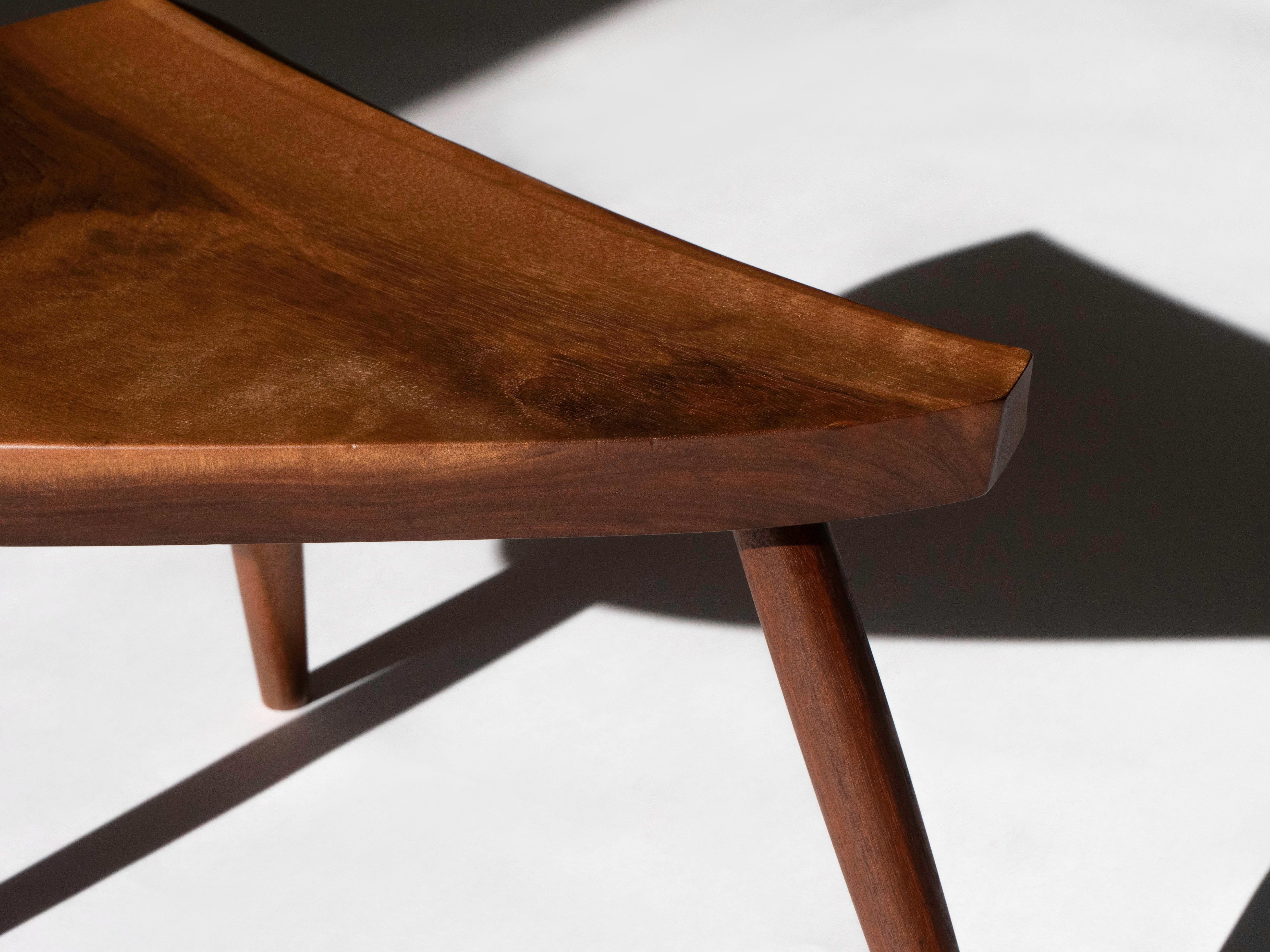 Noyer George Nakashima Studio Tabouret en planches  en noyer, signé